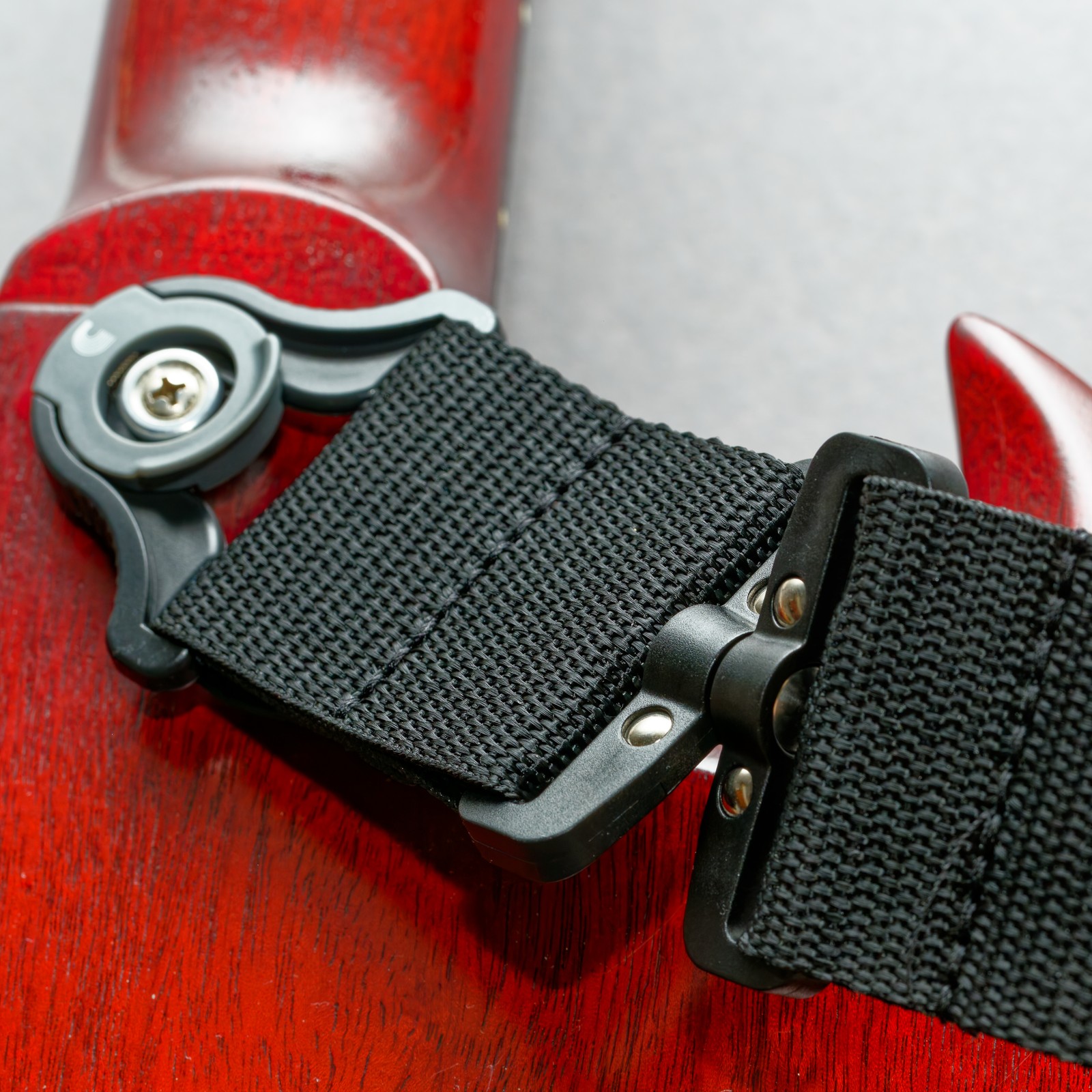 D'Addario Auto Lock Strap Swivel an einer roten E-Gitarre