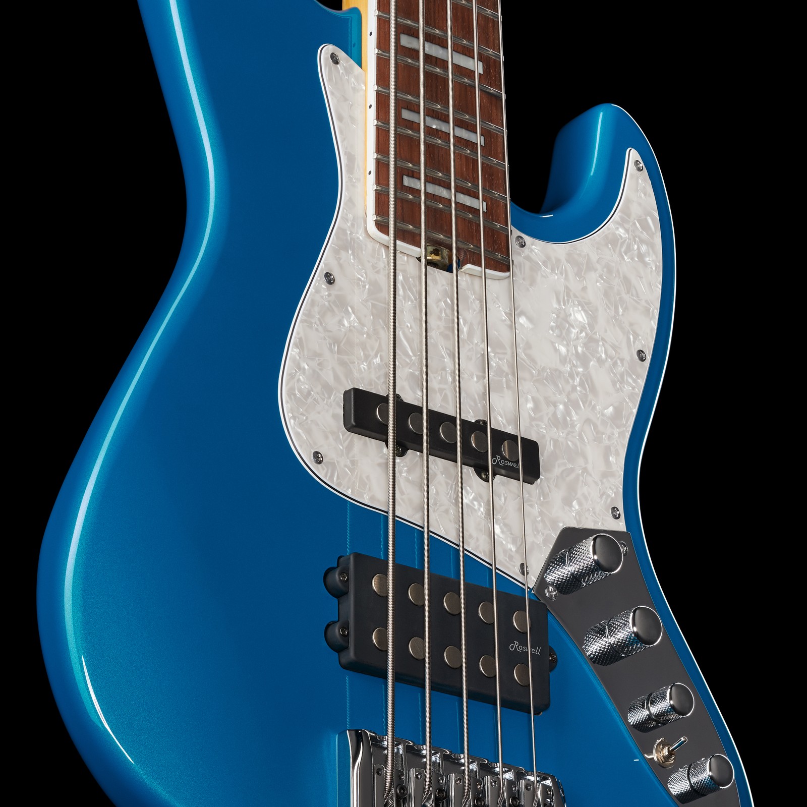Humbucker und Singlecoil auf dem Harley Benton Enhanced MJ-5EB Lake Blue 5-Saiter E-Bass