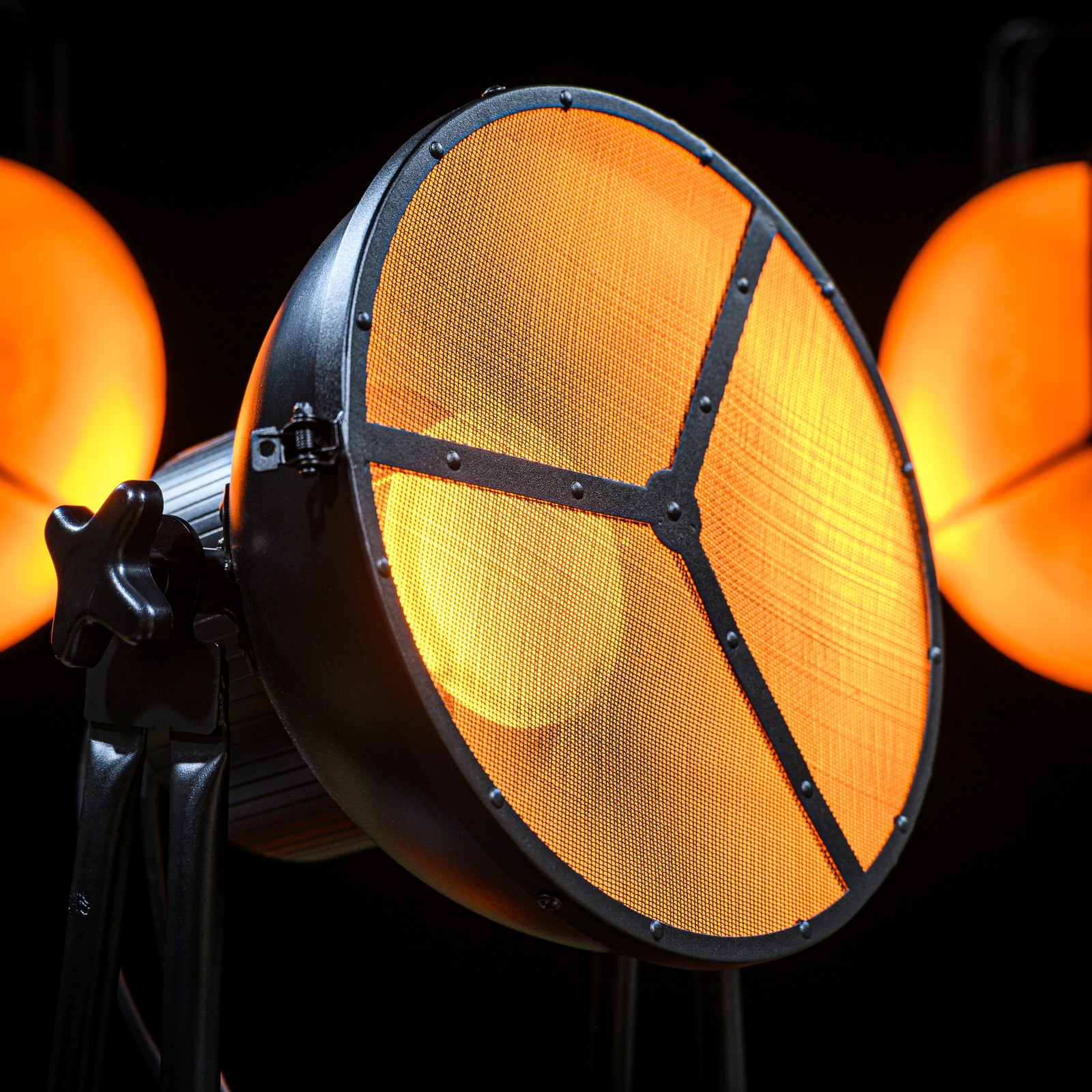 Stairville LED Vintage Bowl 30 RGBA von vorne mit Licht in orange