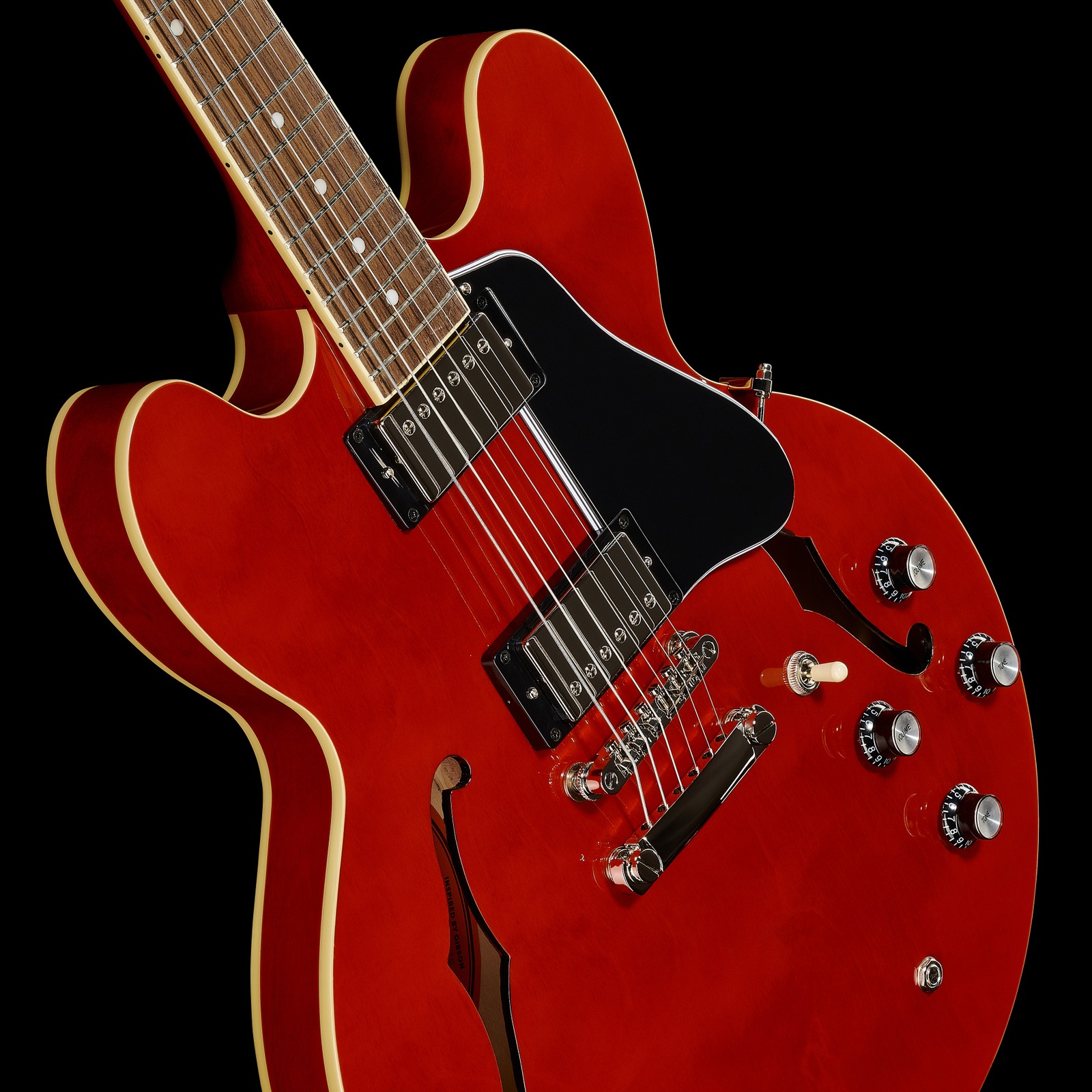 F-Löcher und zwei Humbucker in der Epiphone ES-335 Cherry