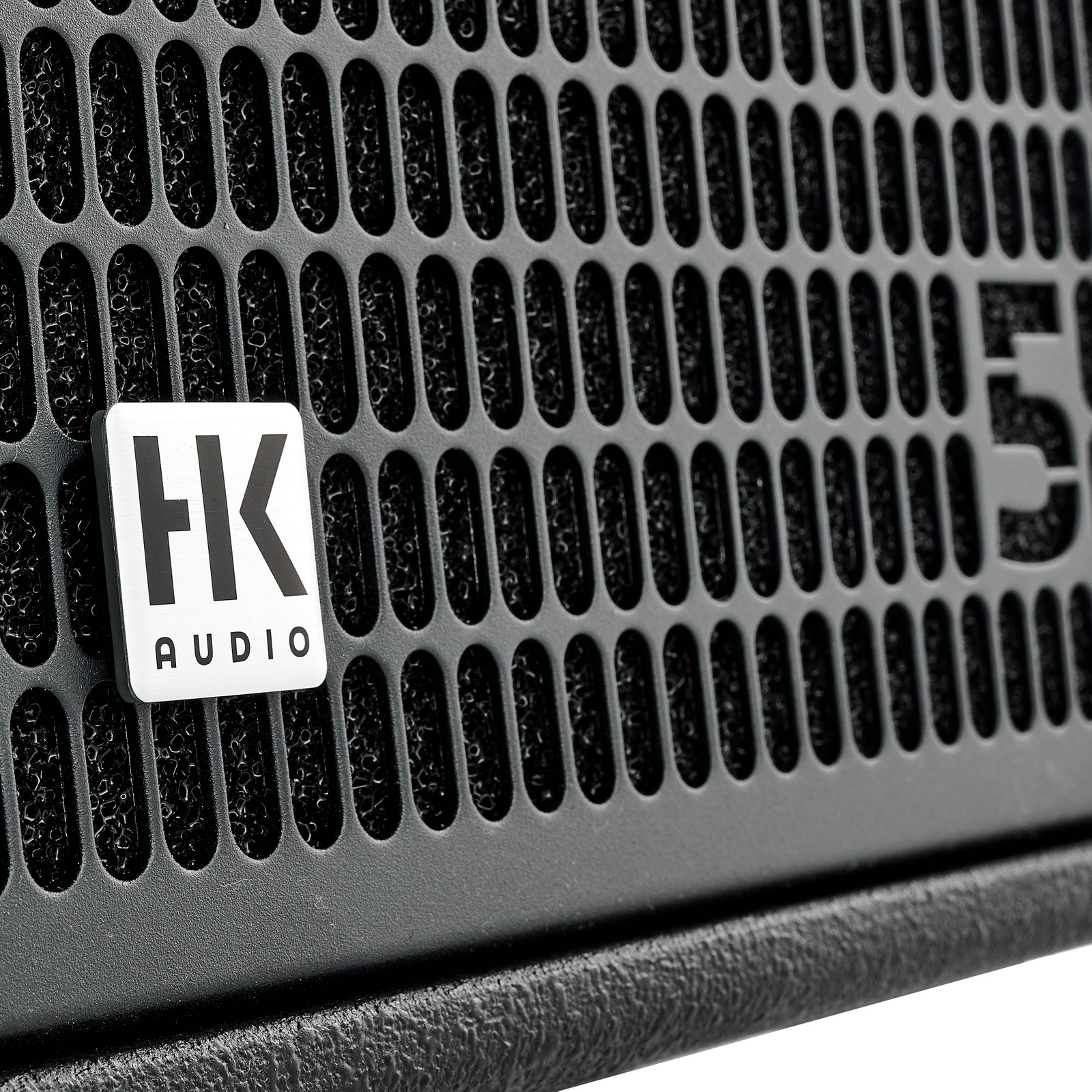 Frontgitter des HK Audio Linear 5 MKII 115 Sub A mit Herstellerlogo