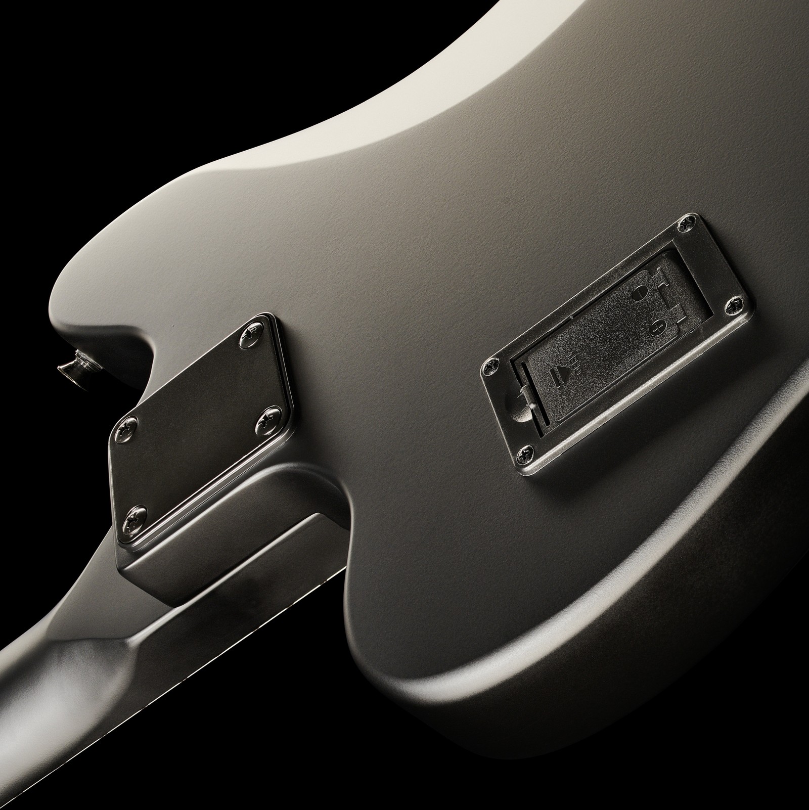 Batteriefach auf der Rückseite der Harley Benton JA-20HH Active SBK