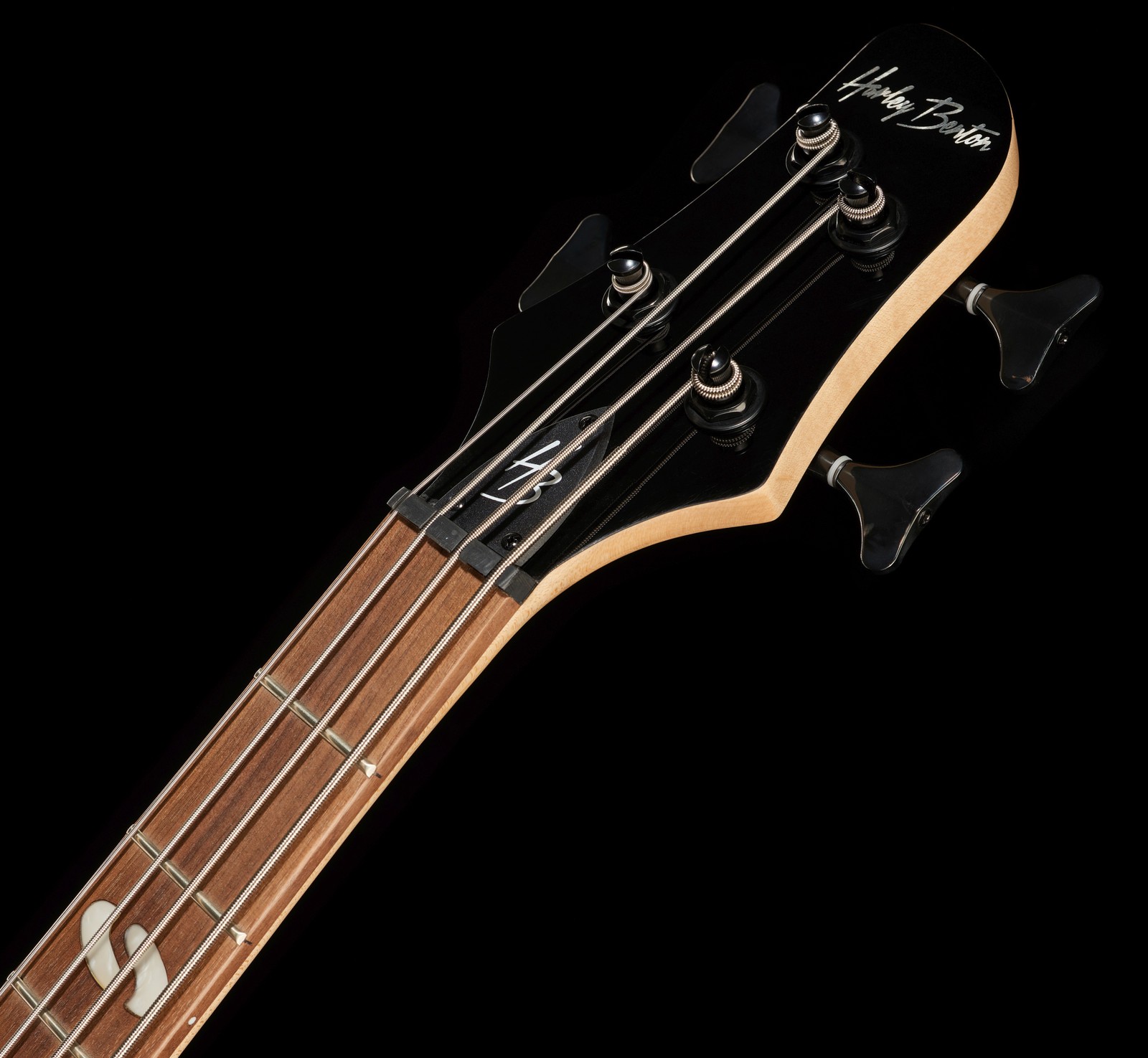 Harley Benton B-450LH BK Progressive Series, Logo auf der Kopfplatte