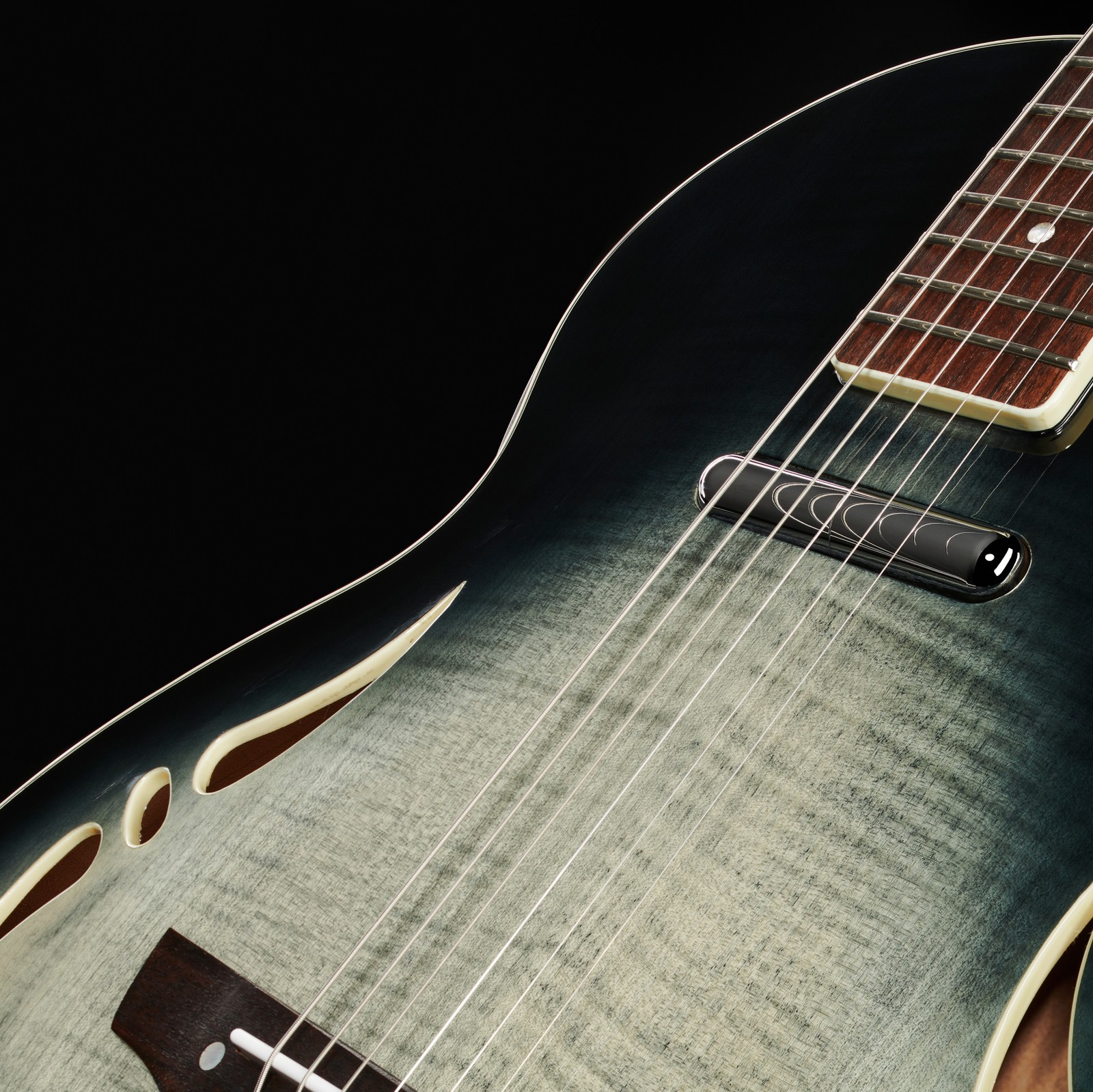 Lipstick Singlecoil in der Riegelahorn Decke der Harley Benton Custom Line Nashville-Steel