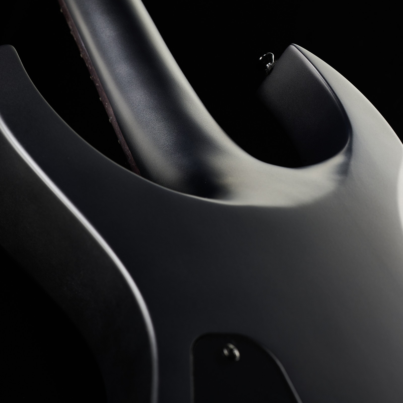 Durchgehender Hals mit sanftem Übergang auf der Rückseite der Harley Benton Baritone-7 SBK