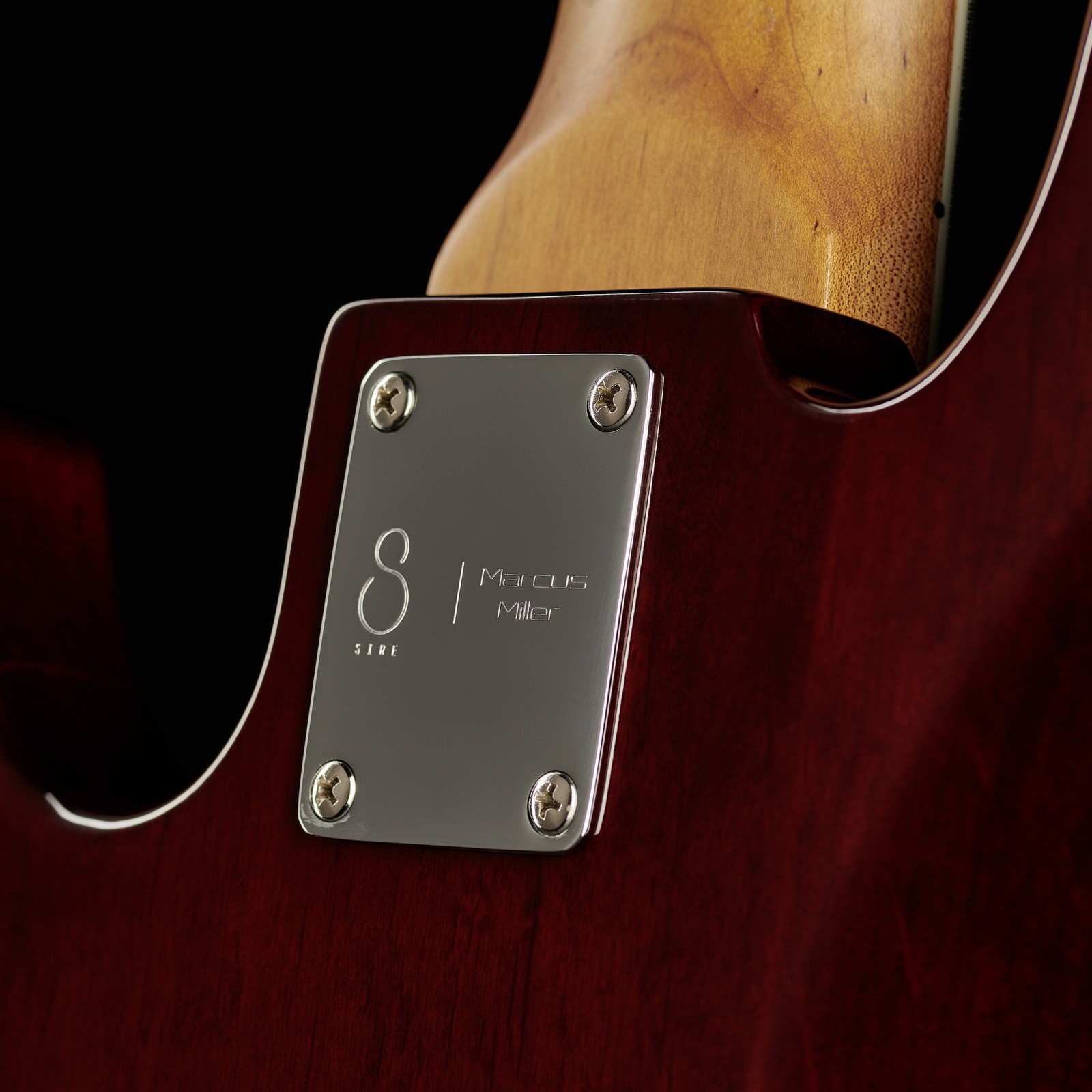 Geschraubter Roasted Maple Hals auf der Rückseite des Marcus Miller V5R Alder-5 TS