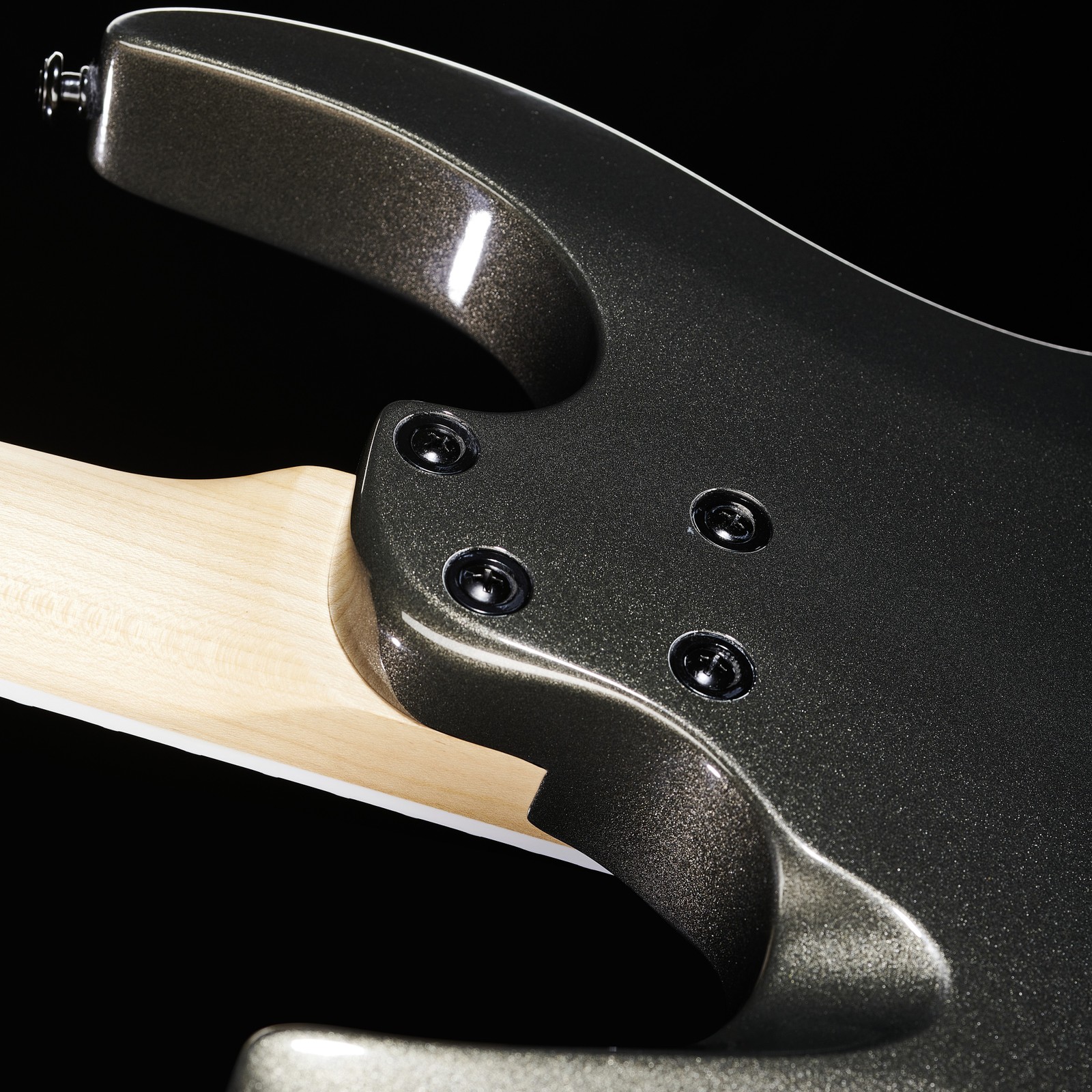 Verschraubter Hals auf der Rückseite der Harley Benton R-446 Graphite Metallic