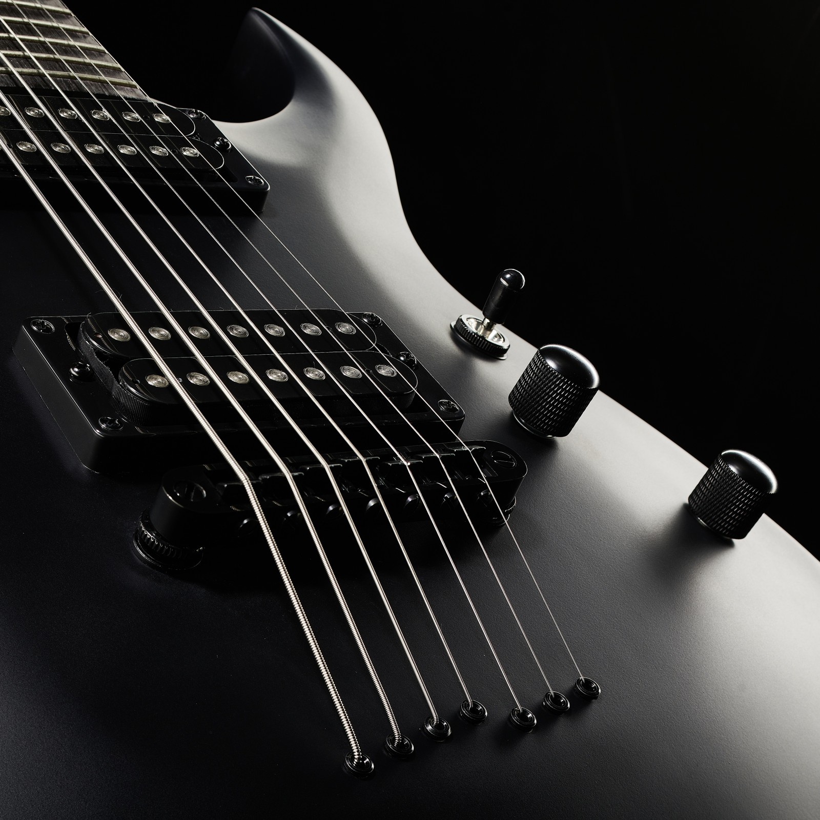 Gewölbte Decke der Harley Benton Baritone-7 SBK mit Humbucker Pickups