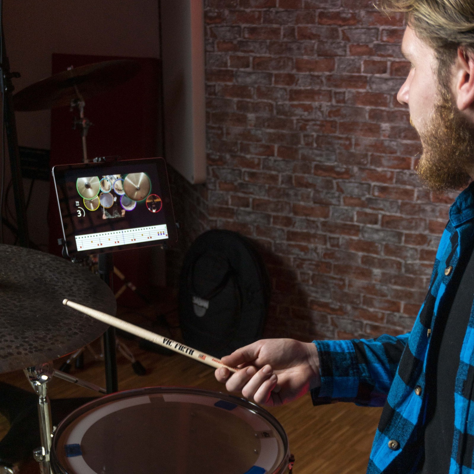 Mann spielt Schlagzeug mit music2me auf dem Tablet