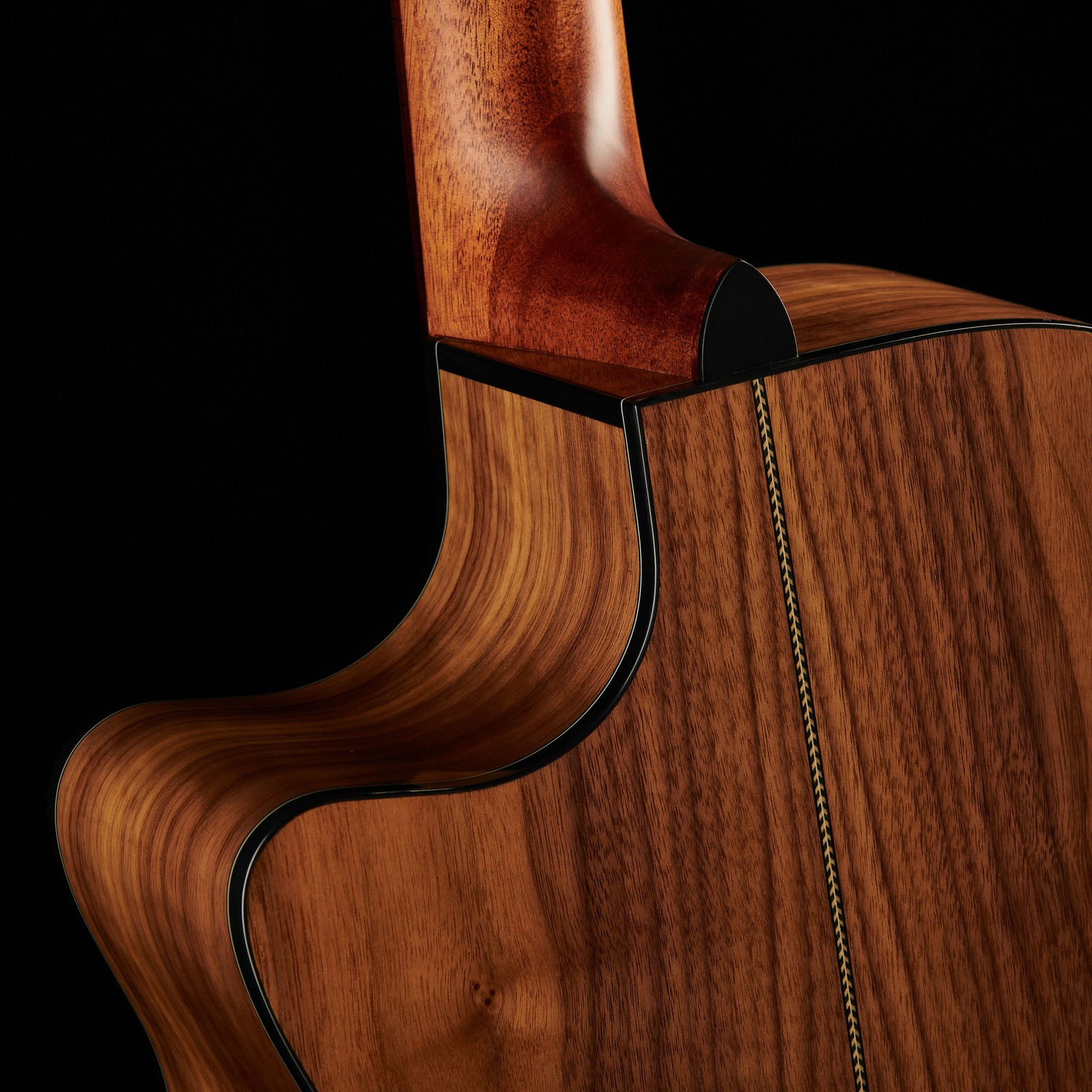 Geleimter Hals und Cutaway auf der Rückseite der Harley Benton Custom Line CLG-48CE Wide NT