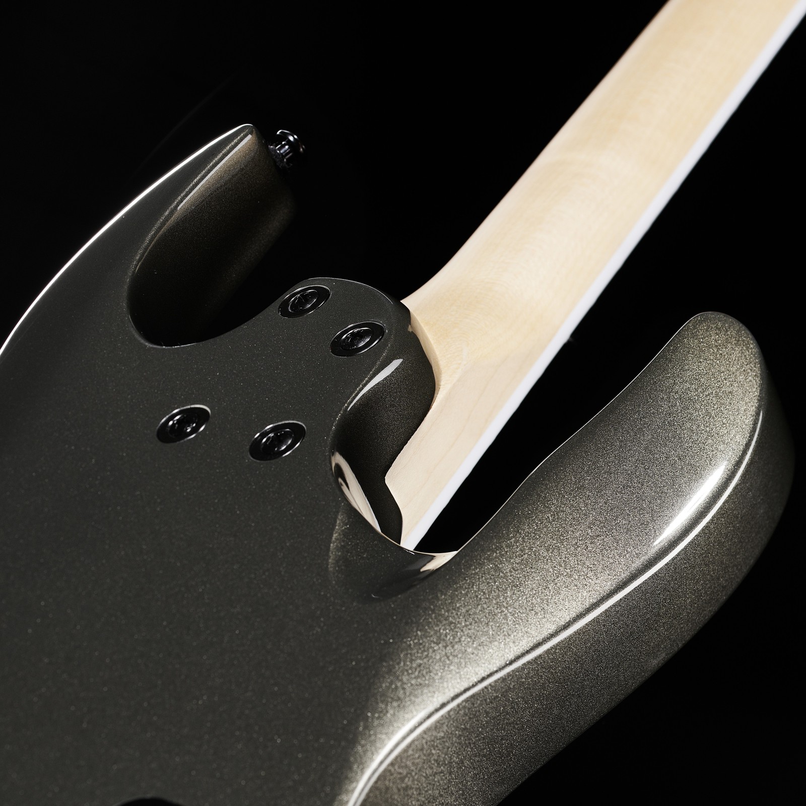 Verschraubter Hals auf der Rückseite der Harley Benton R-446LH Graphite Metallic