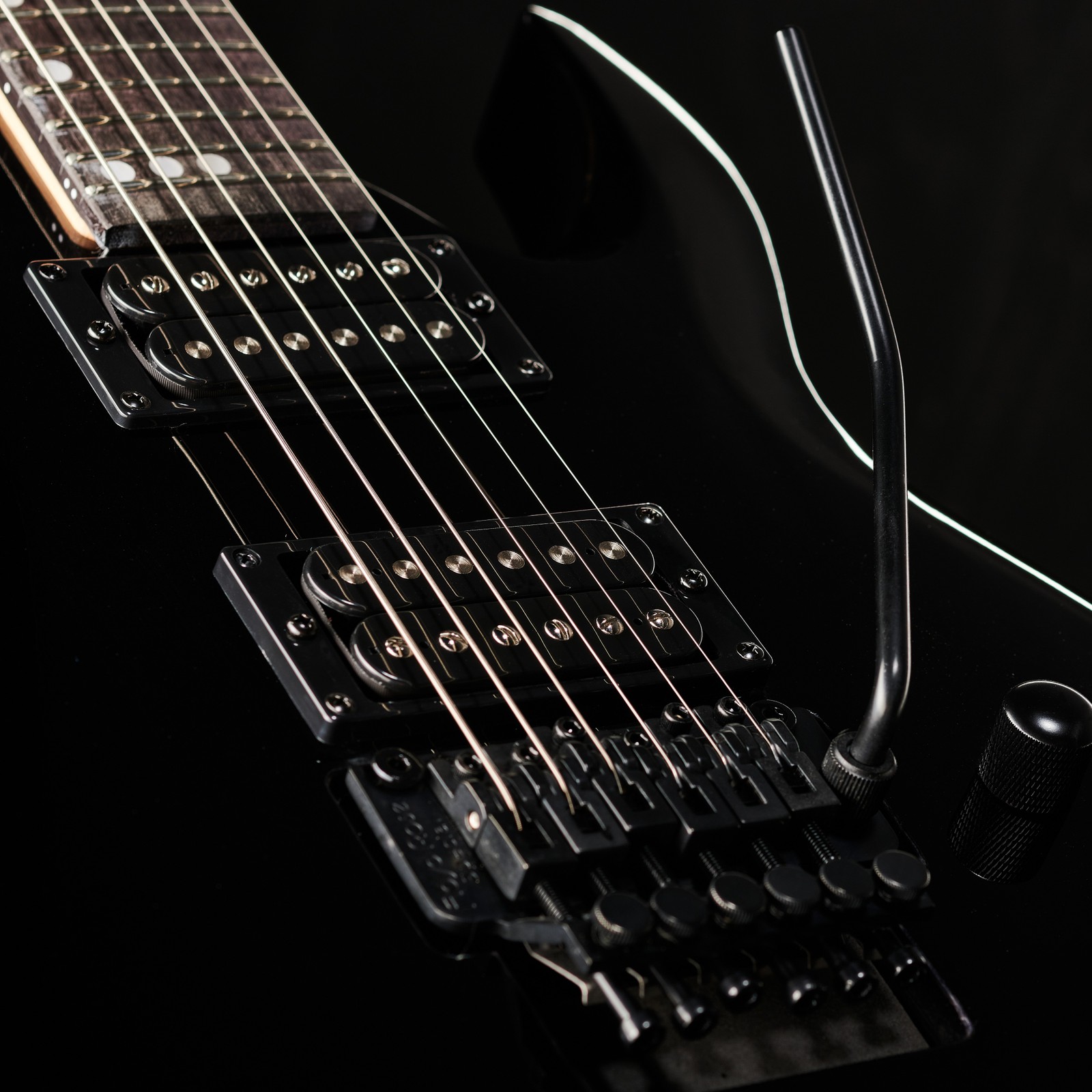 Zwei Humbucker Tonabnehmer und Floyd Rose Vibrato auf der Harley Benton R-456FR BK Progressive Series