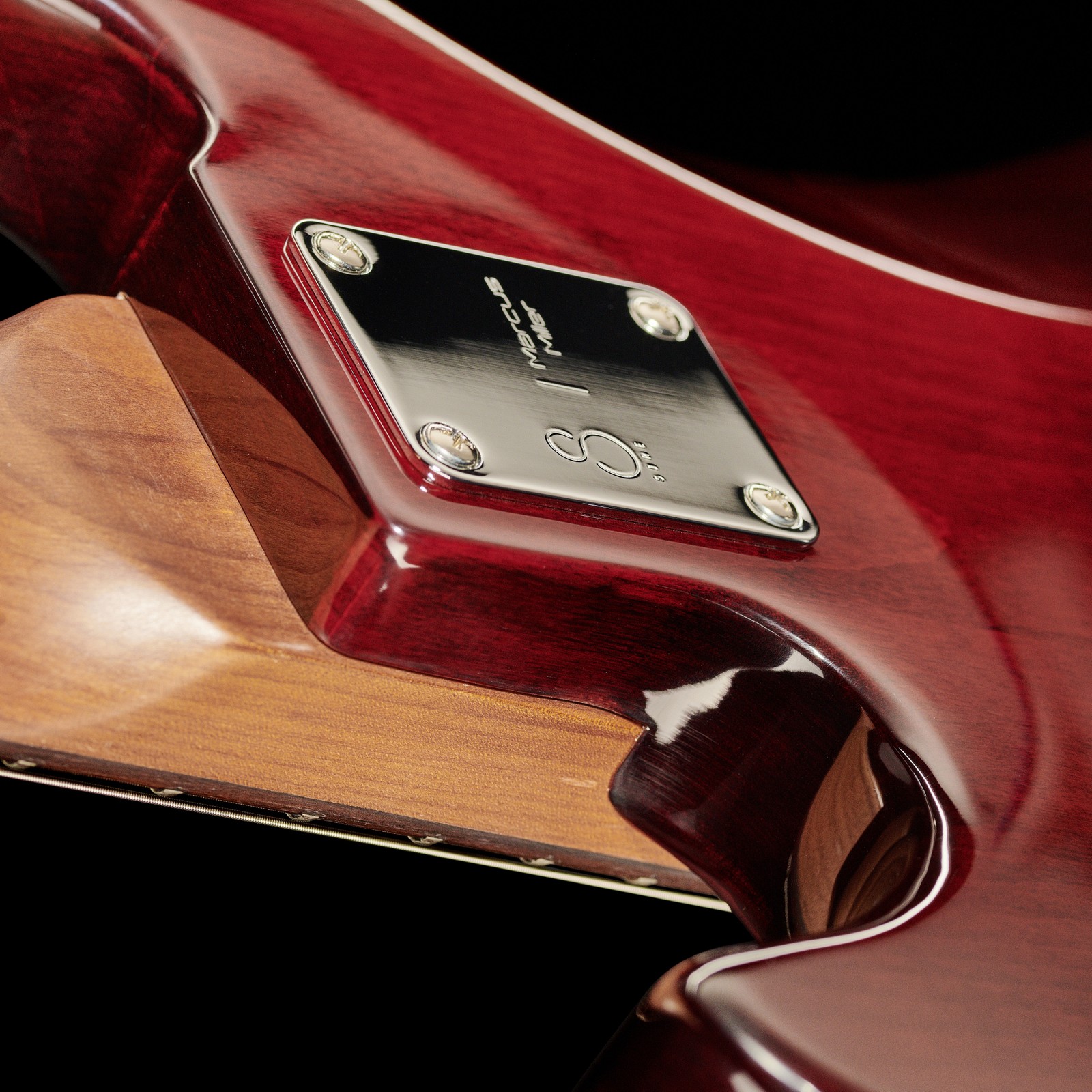 Geschraubter Roasted Maple Hals auf der Rückseite des  Marcus Miller P5R Alder-5 TS