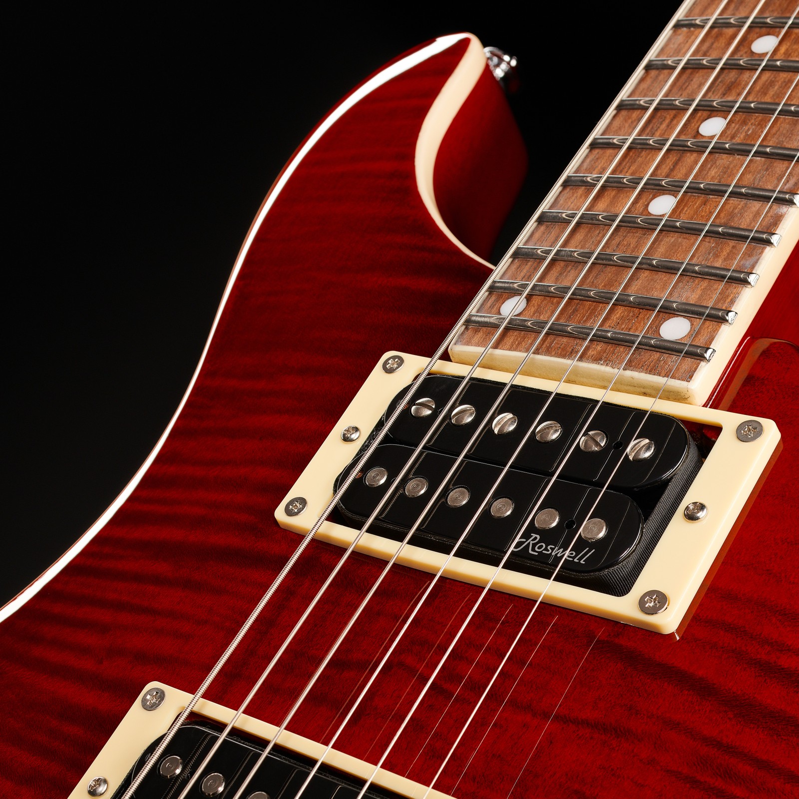 Zwei Humbucker Pickups auf der E-Gitarre Harley Benton CST-24T Black Cherry Flame