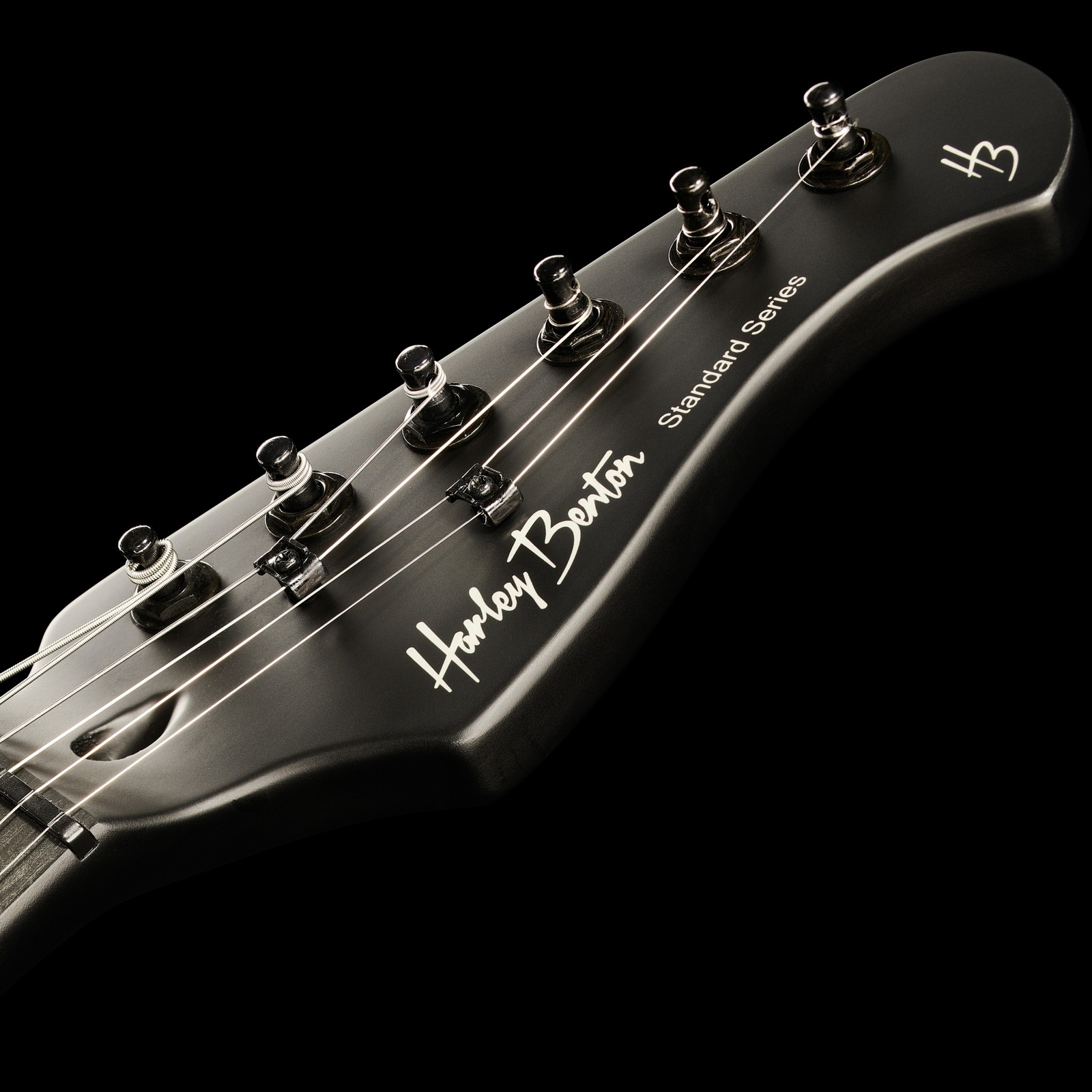 Harley Benton Kopfplatte einer E-Gitarre in mattschwarz