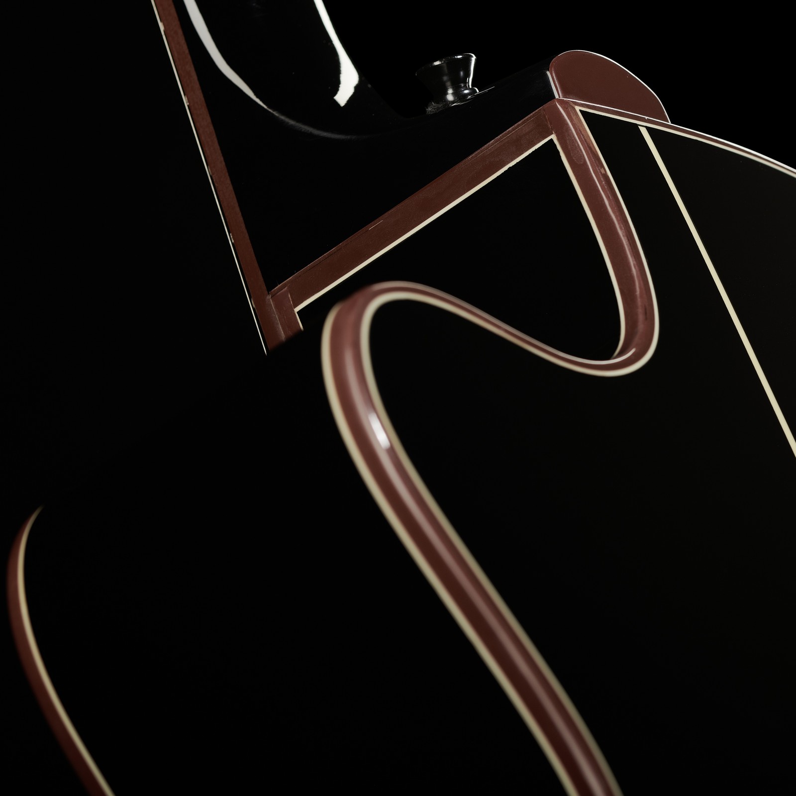 Cutaway am Halsansatz des geleimten Halses auf der Rückseite der Harley Benton EAX-500TL Black 