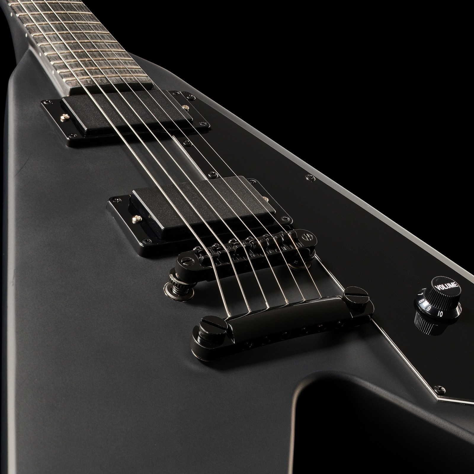 Mattschwarzer Korpus der Harley Benton Victory Active SBK mit zwei aktiven Humbucker Pickups