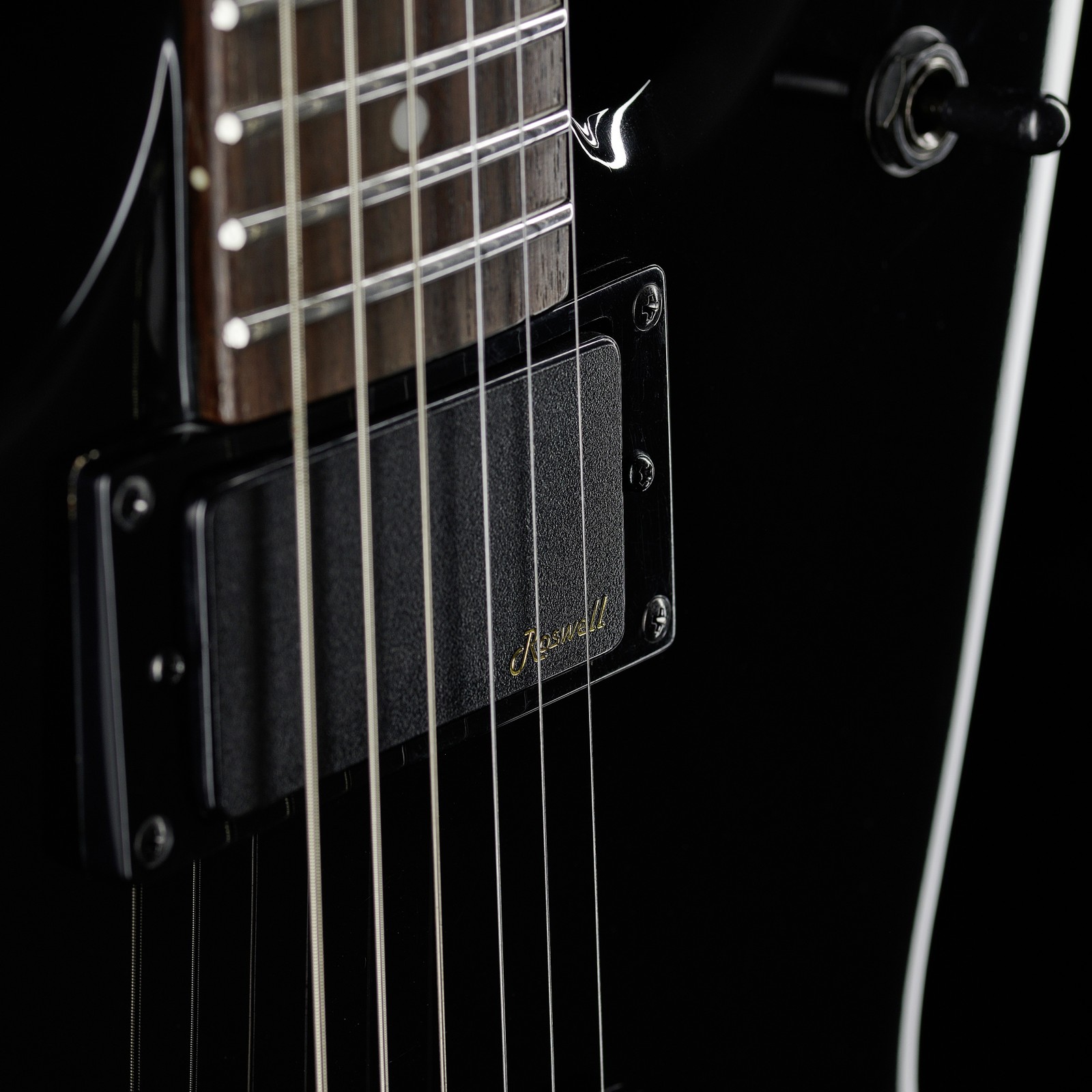 Aktiver Humbucker Tonabnehmer in der Harley Benton EX-84 Modern BK