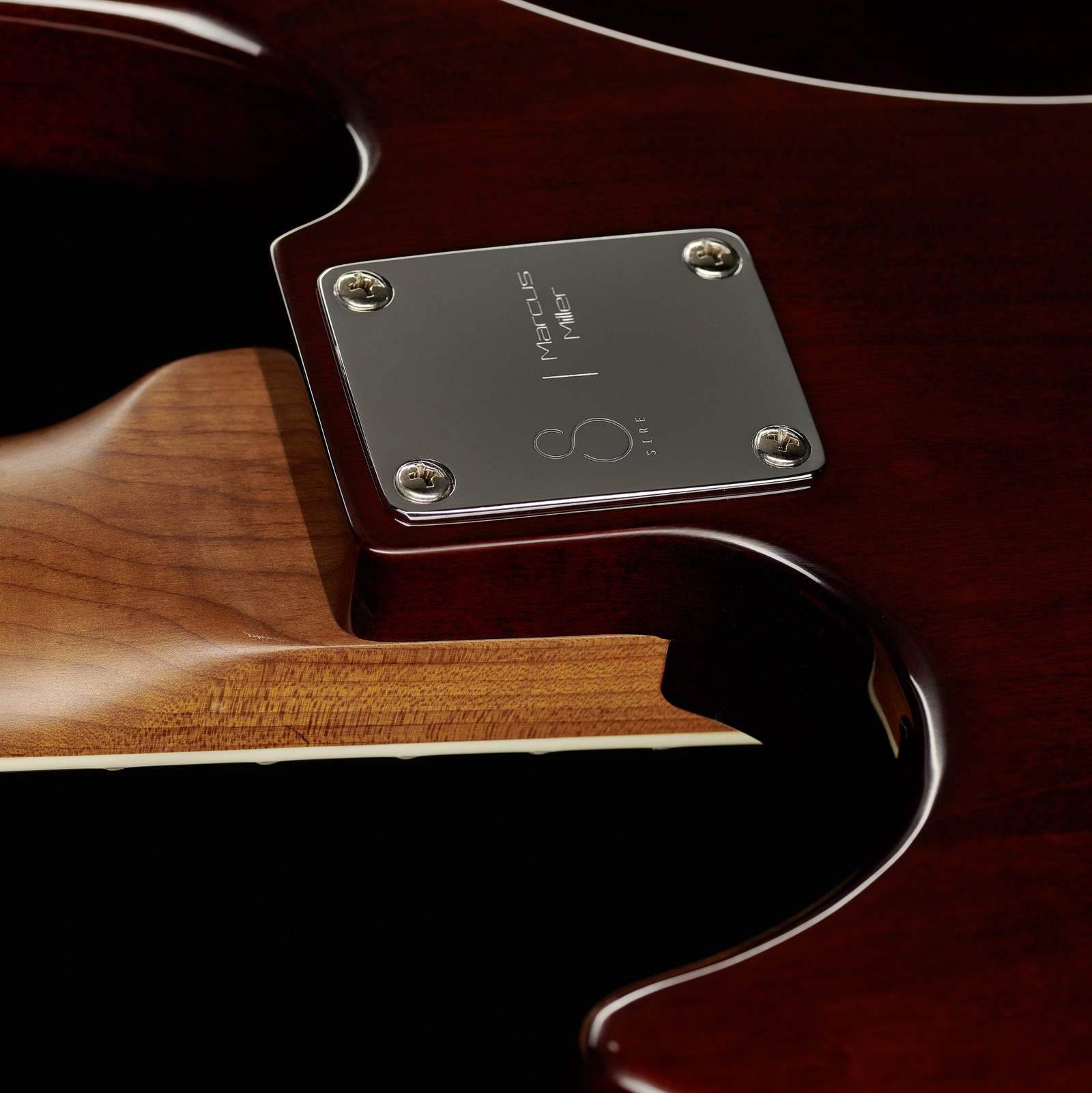 Geschraubter Roasted Maple Hals auf der Rückseite des Marcus Miller V5R Alder-4 TS