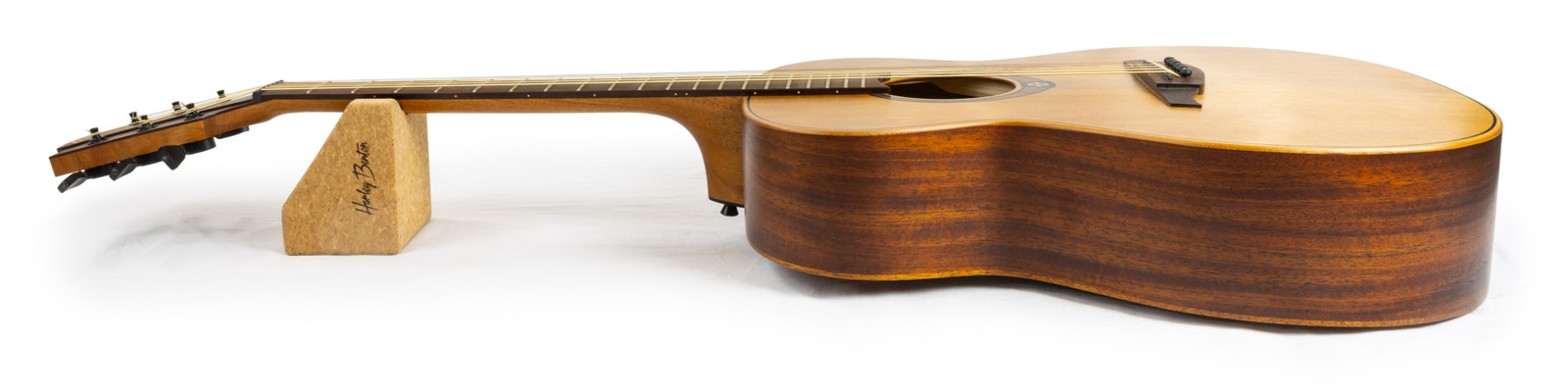 Westerngitarre liegt auf dem aufgestellten Harley Benton Guitartech Neck Rest auf