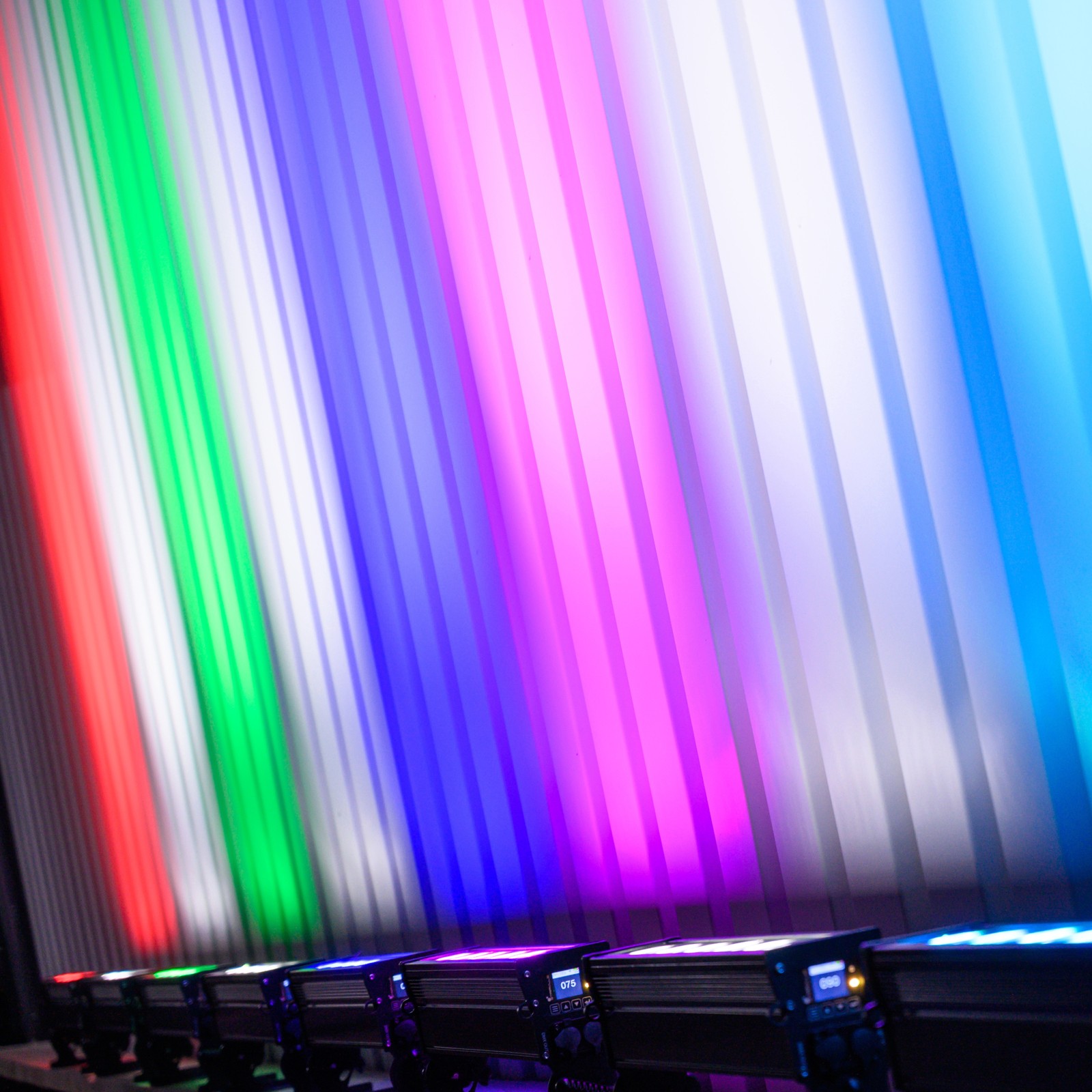 Mehrere Stairville BEL6 IP Bar HEX LED Bars im Einsatz