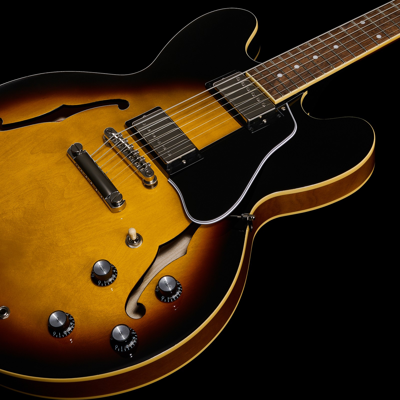 F-Löcher und zwei Humbucker in der Epiphone ES-335 Vintage Sunburst