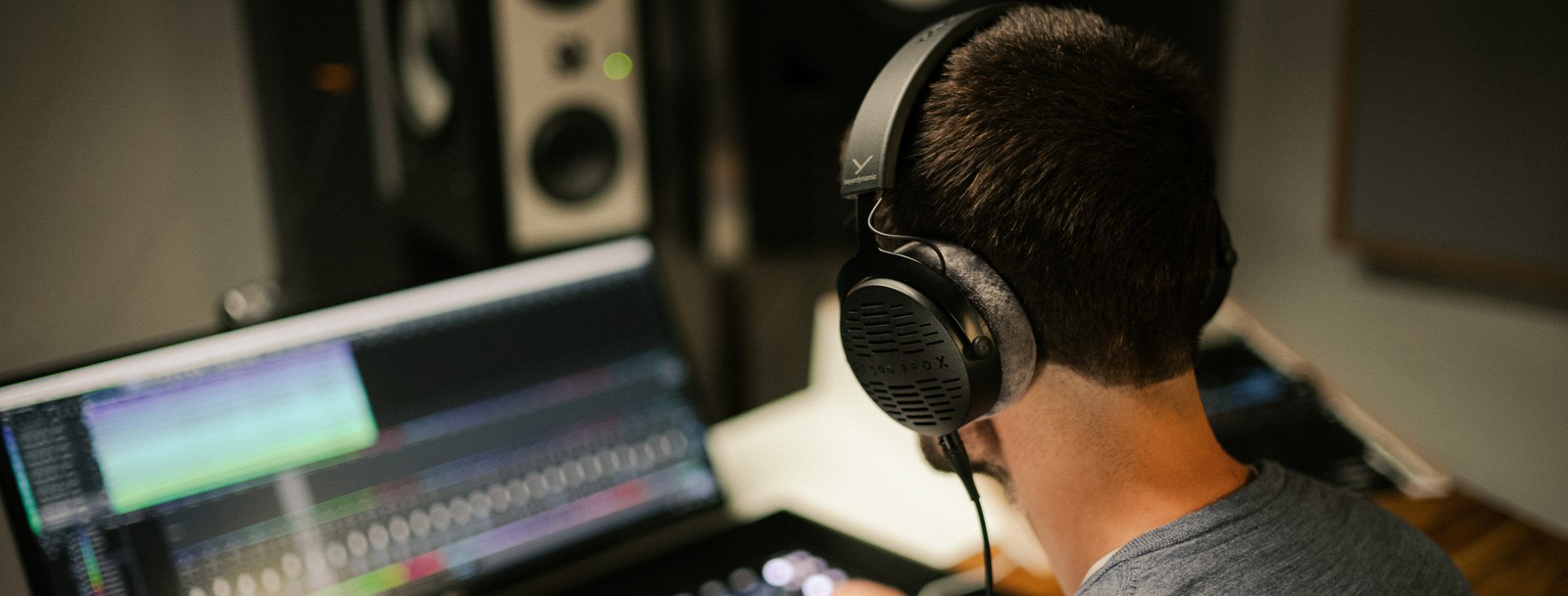 Le casque beyerdynamic DT 900 Pro X utilisé dans un studio d'enregistrement