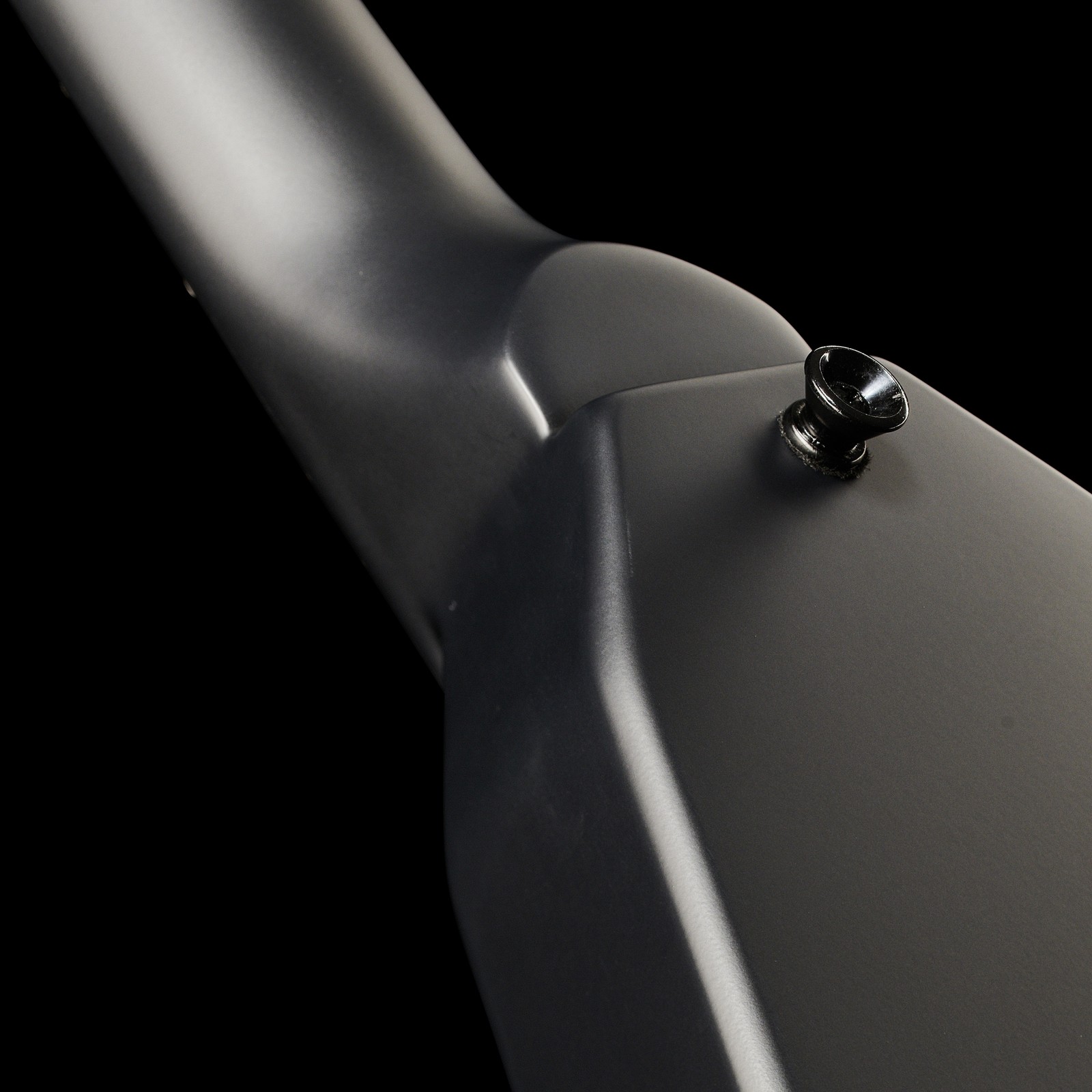 Gurtpin am geleimten Hals auf der Korpusrückseite der Harley Benton Victory Active SBK