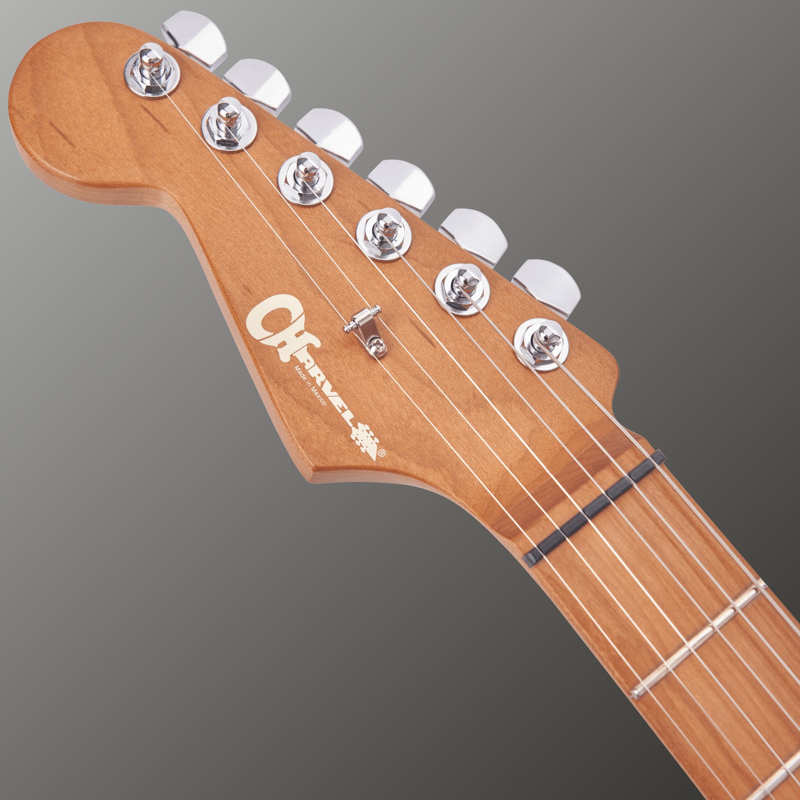 Gerösteter Ahorn Hals mit Charvel Kopfplatte und verchromten Mechaniken