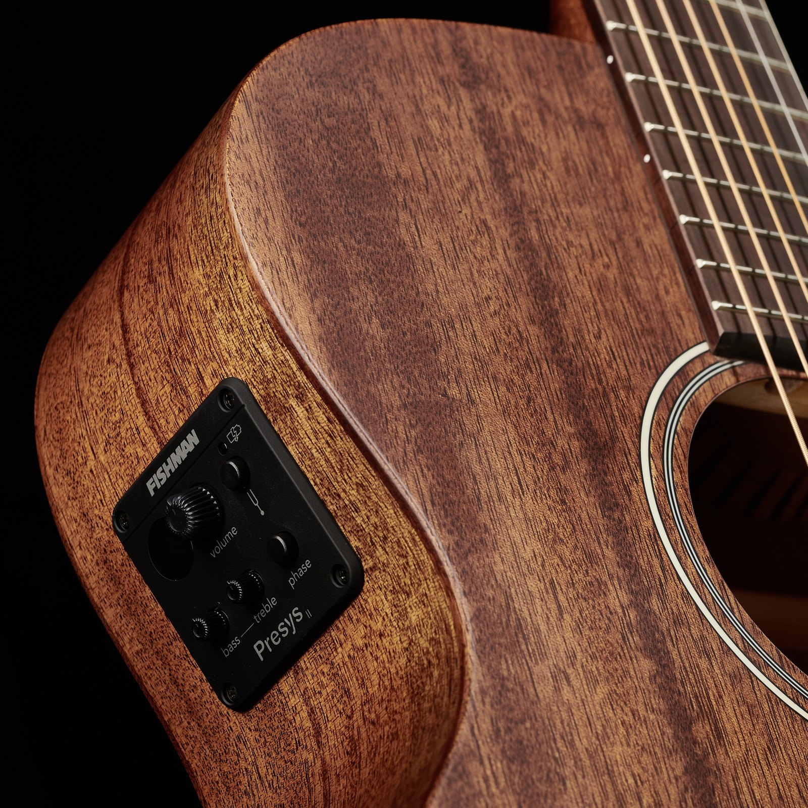 Decke und Zarge der Harley Benton CLA-15MCE SolidWood aus Mahagoni mit Preamp