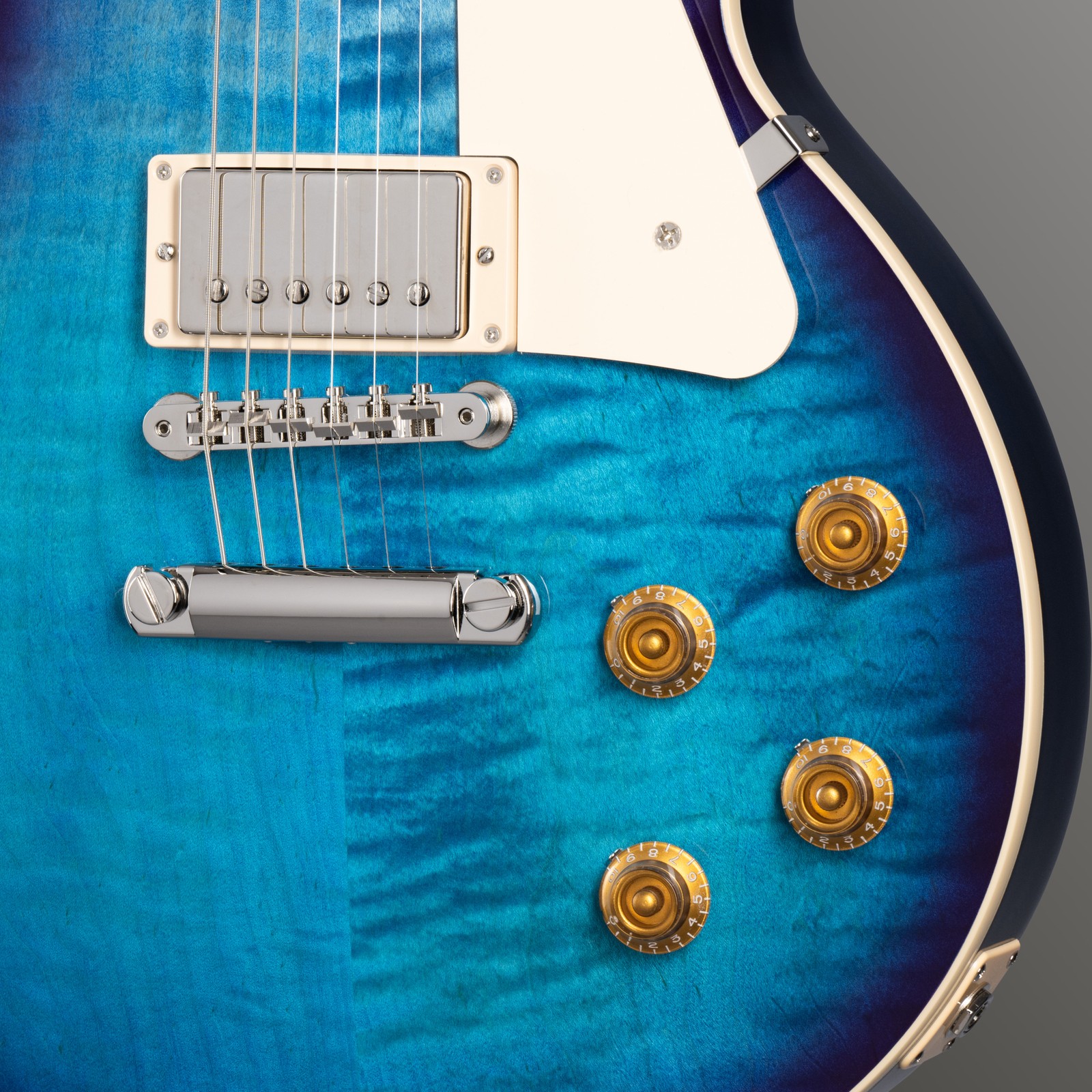 Zwei Humbucker auf der Riegelahorn Decke der Gibson Les Paul Standard 50s Transparent Blueberry Burst