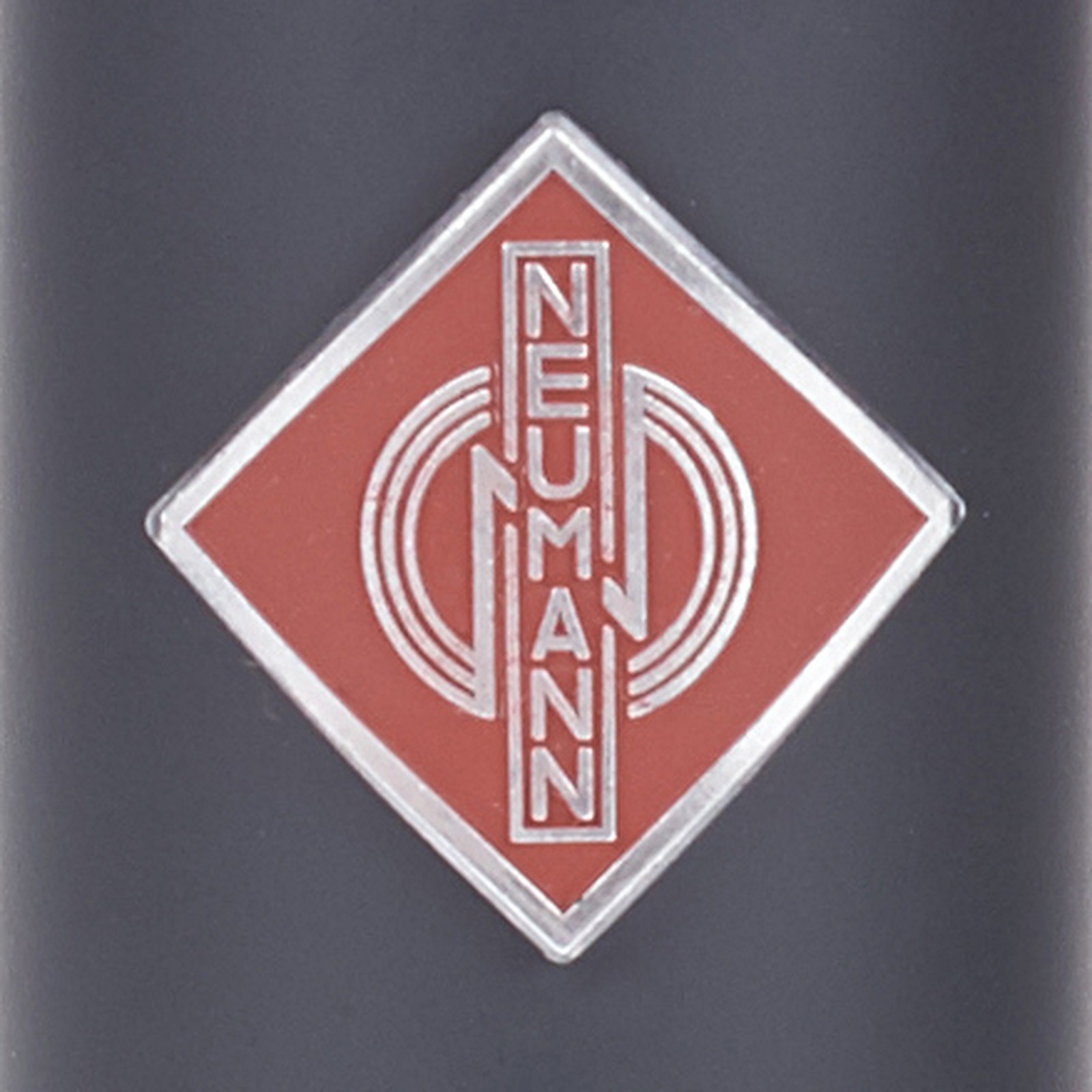 Neumann Logo am KM184 mt Stereo Mikrofon
