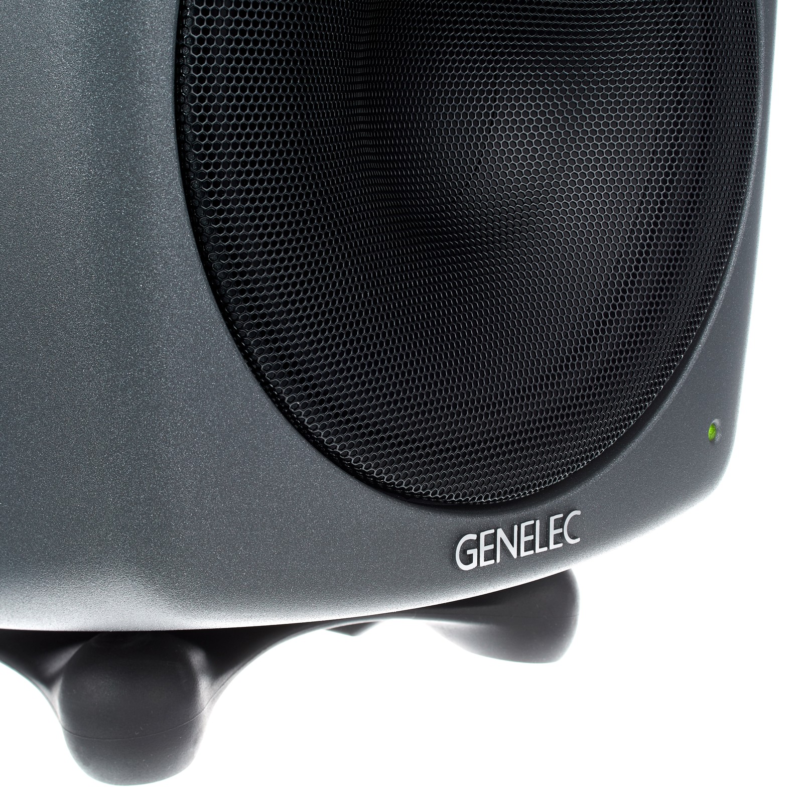 Face avant de la Genelec 8350APM avec IsoPods