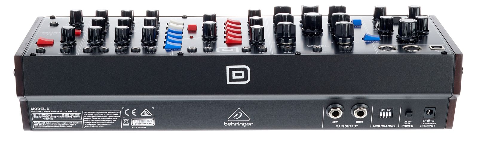 Rückseite des Synthesizers Behringers Model D mit Anschlüssen