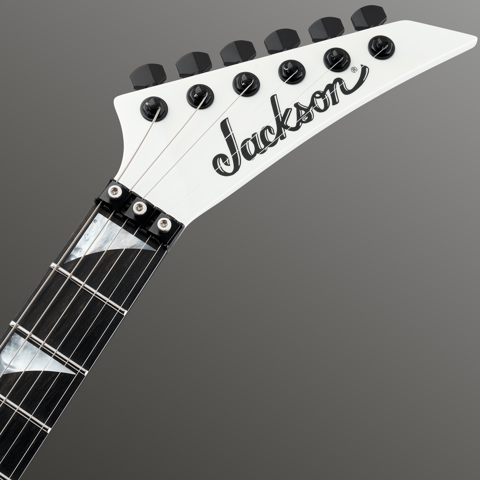 Weiße Kopfplatte der Jackson American SRS Soloist SL2 FR SW mit Floyd Rose Klemmsattel