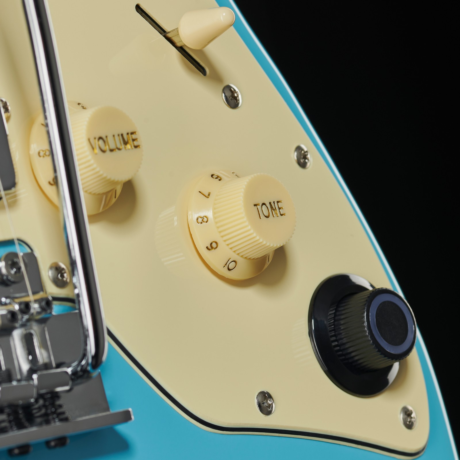 Pots and switch on the Mooer GTRS Guitars Standard 801 SB