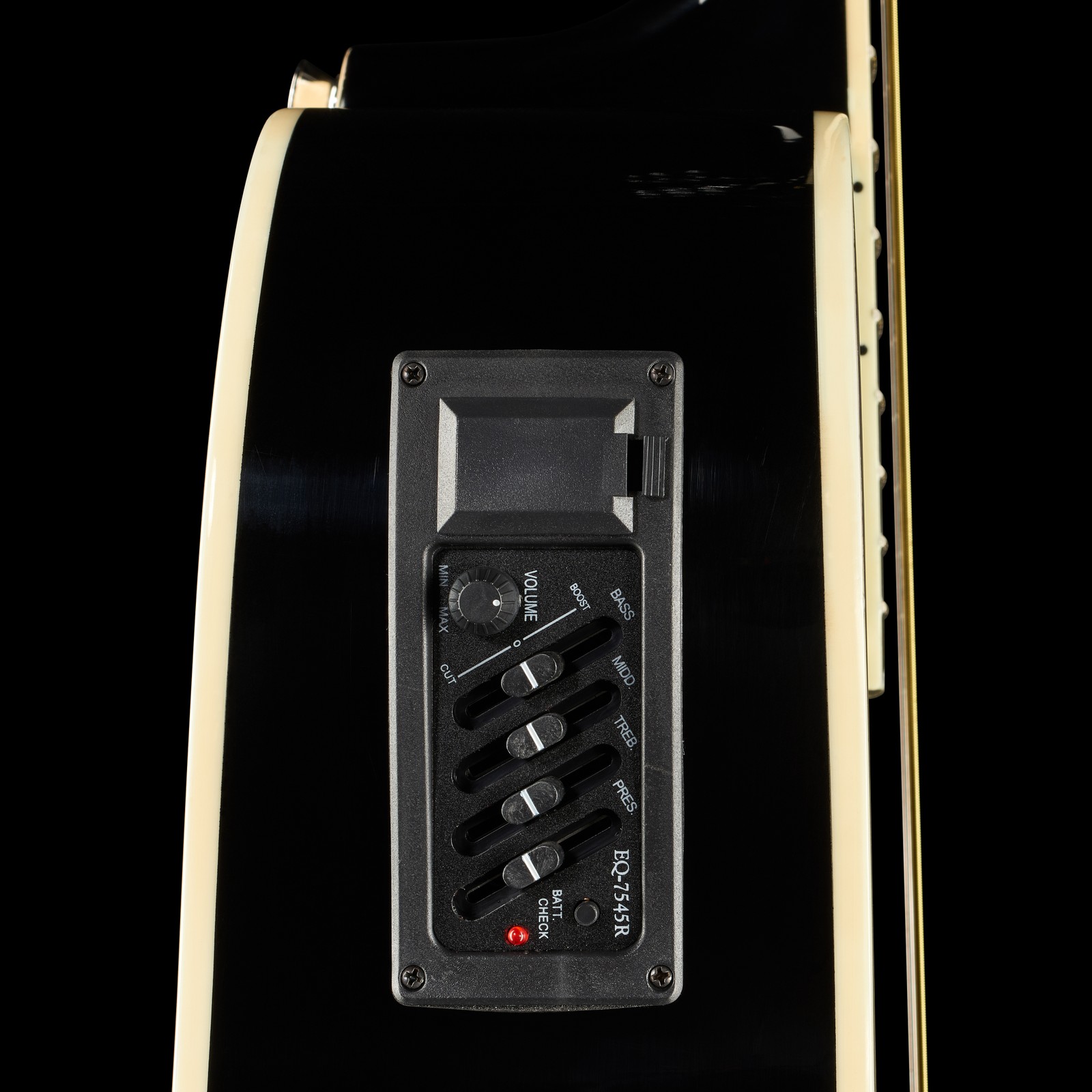 Preamp der Harley Benton D-120CE BK Westerngitarre mit Tonabnehmer