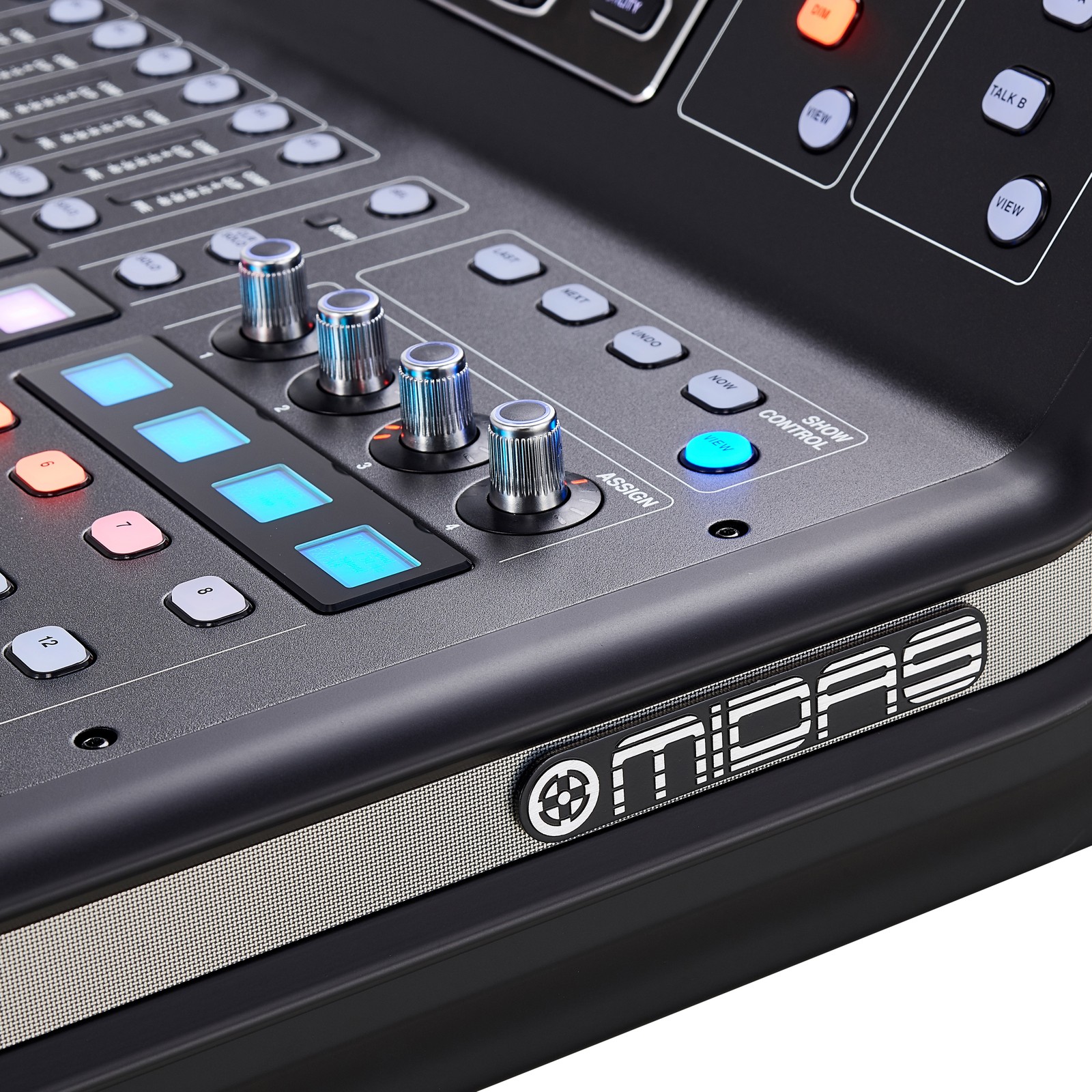 Logo Midas sur le côté de la console M32