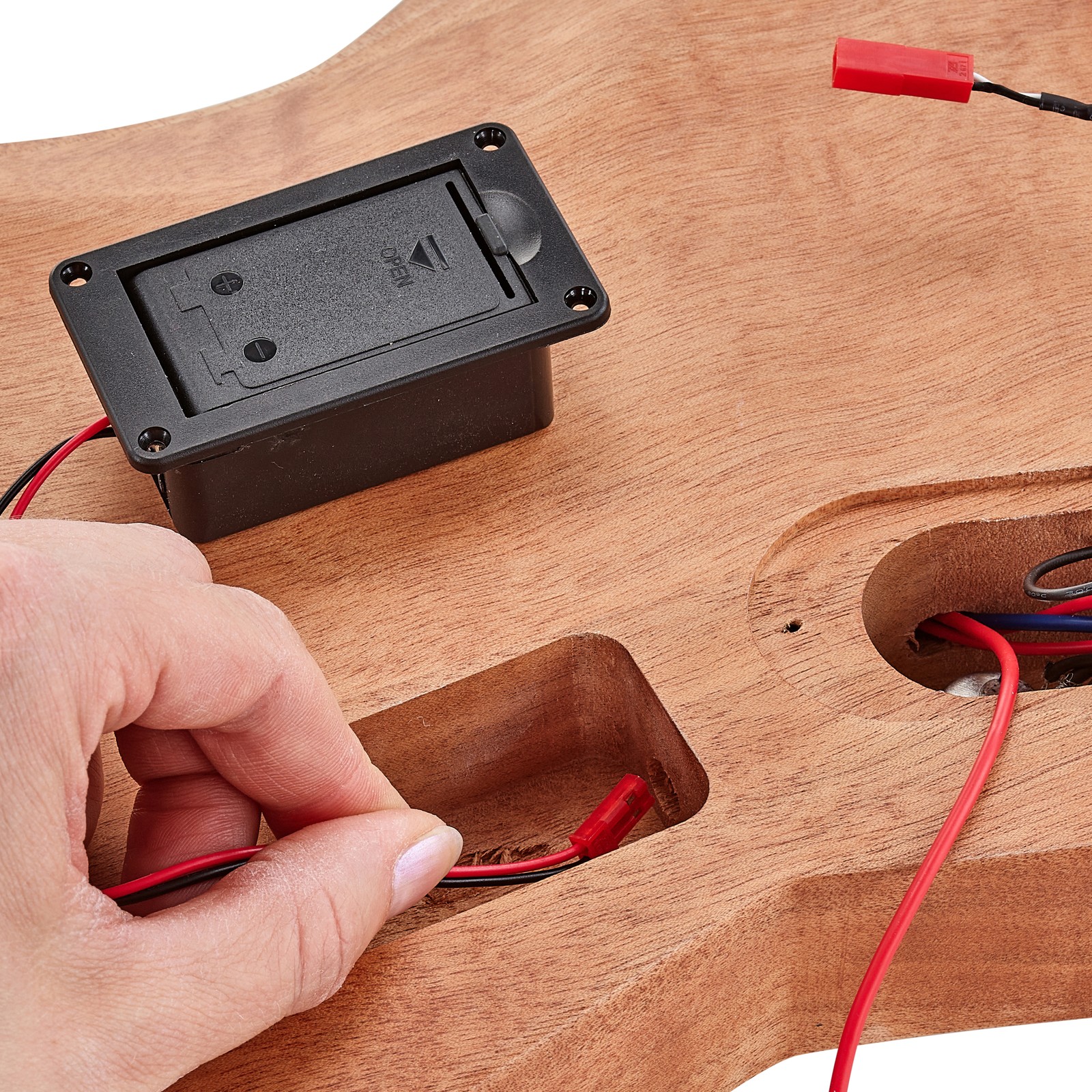 Batteriefach wird ins Harley Benton Electric Guitar Kit Extreme-84 eingesetzt