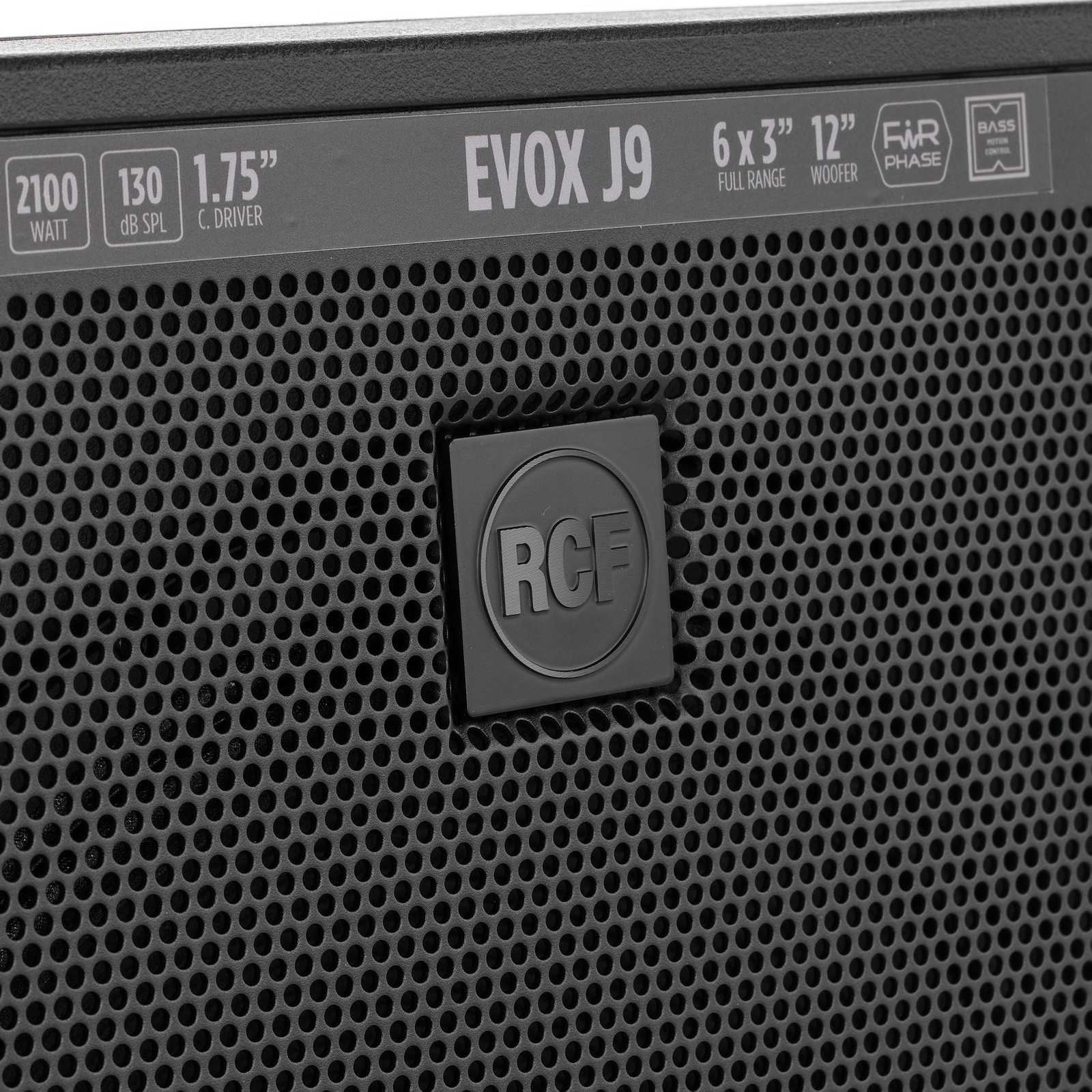 Frontgitter des RCF EVOX J9 Drei-Wege-Säulensystems