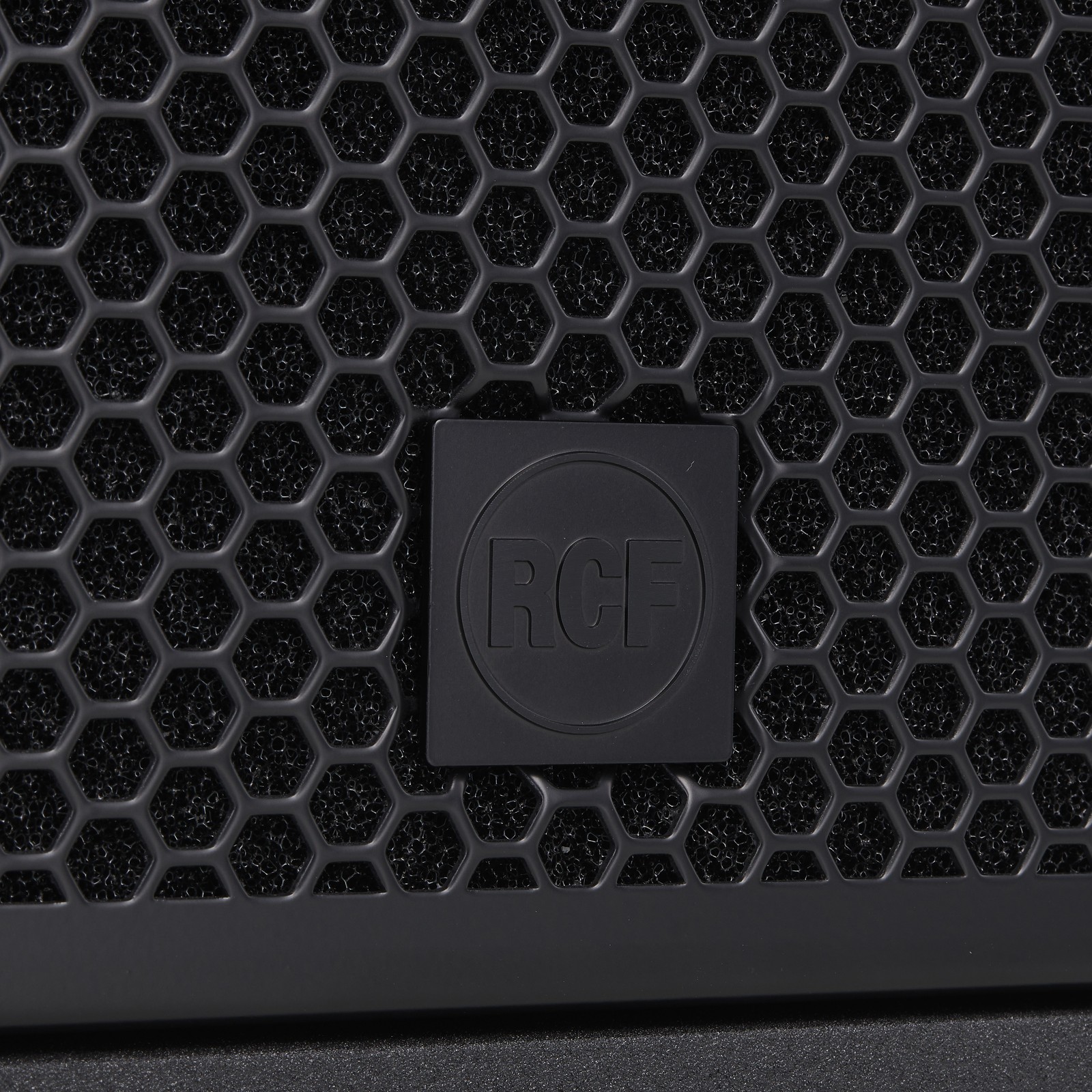 Frontgitter des RCF Sub 8003-AS MK3 Subwoofers mit Herstellerlogo