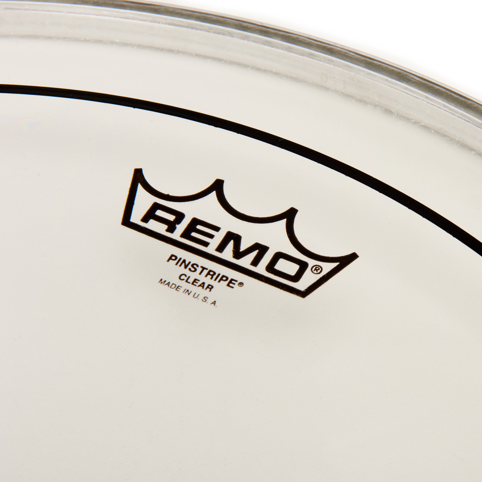 Herstellerlogo auf dem Remo 18" Pinstripe Bass Drum Fell transparent