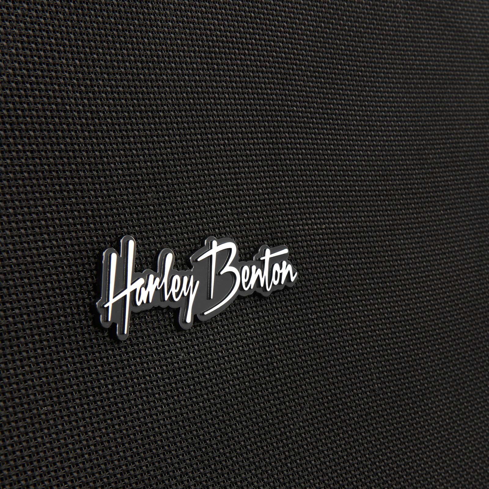Harley Benton Logo auf der Harley Benton G412Plus Unloaded Gitarrenbox
