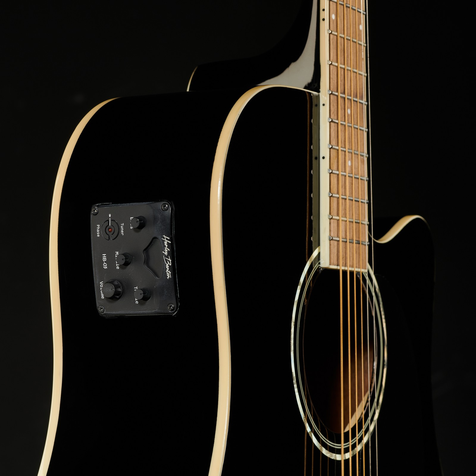 Detailansicht der Harley Benton CLD-60SCE BK Custom Line Westerngitarre mit Tonabnehmer