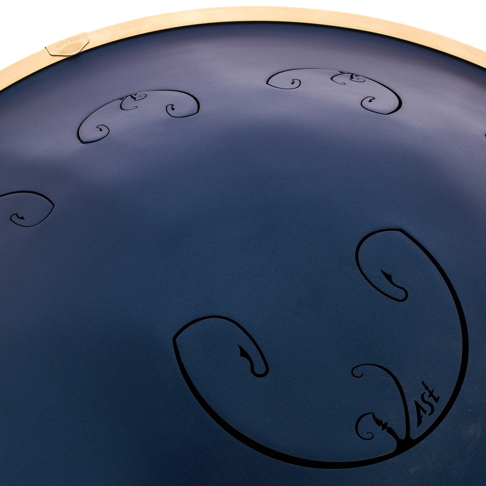 Detailansicht der RAV Labs Vast2 B Rus Zungentrommel in Handpan-Optik