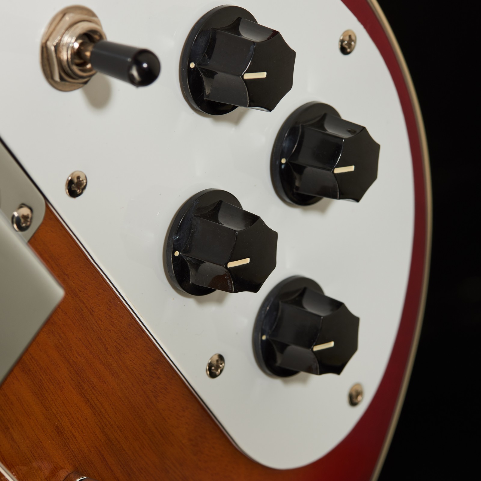 Potis auf dem Schlagbrett des Harley Benton RB-414CS Classic Series