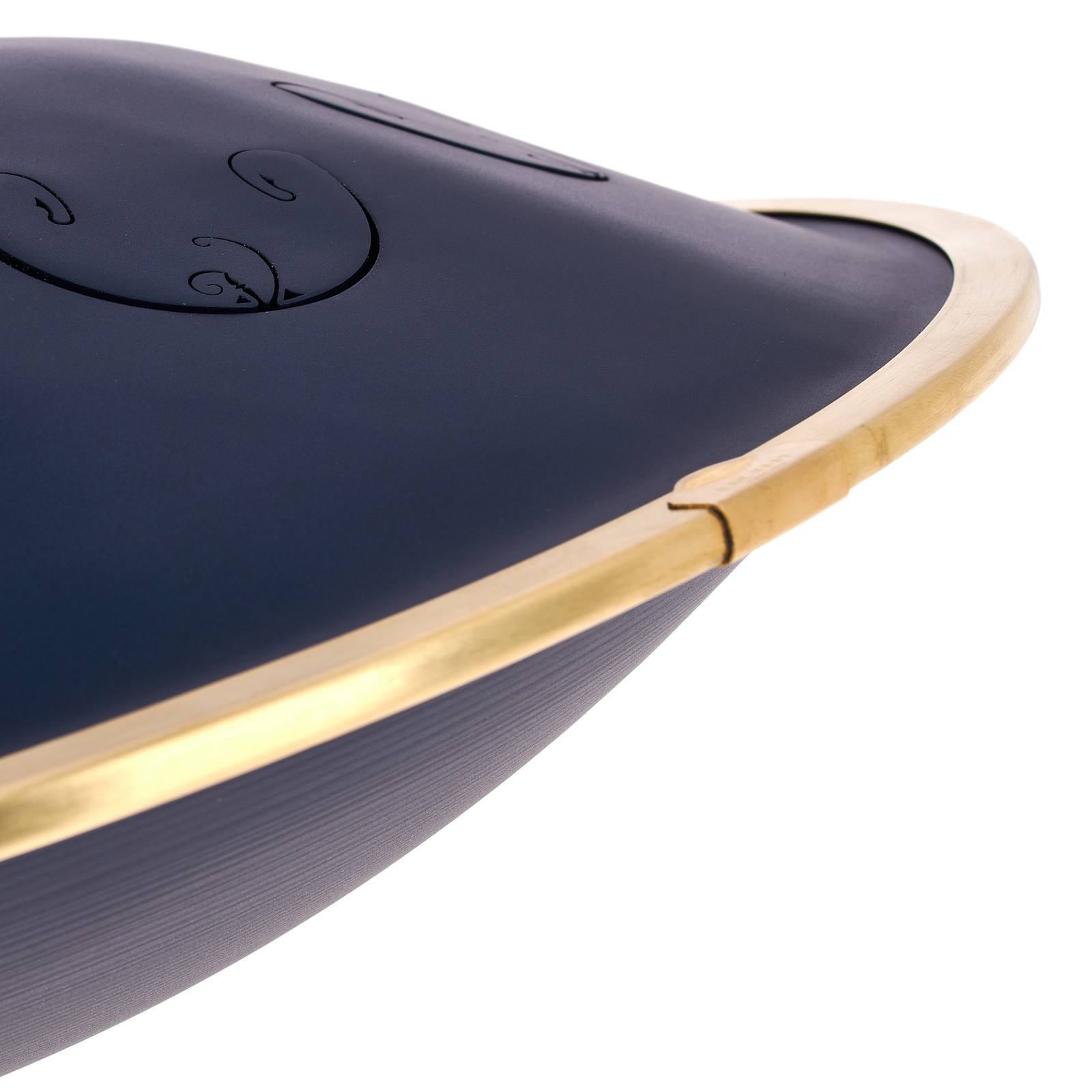 Detailansicht der RAV Labs Vast2 B Rus Zungentrommel in Handpan-Optik