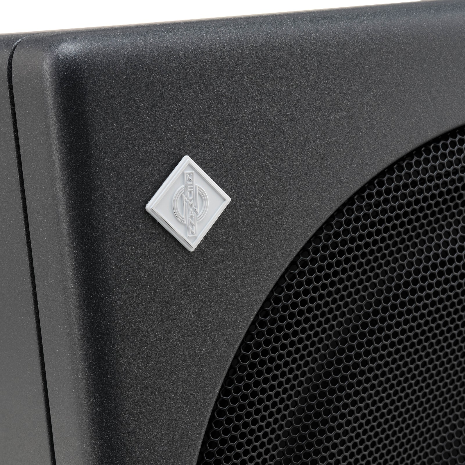 Herstellerlogo auf der Frontseite des Neumann KH 805 II