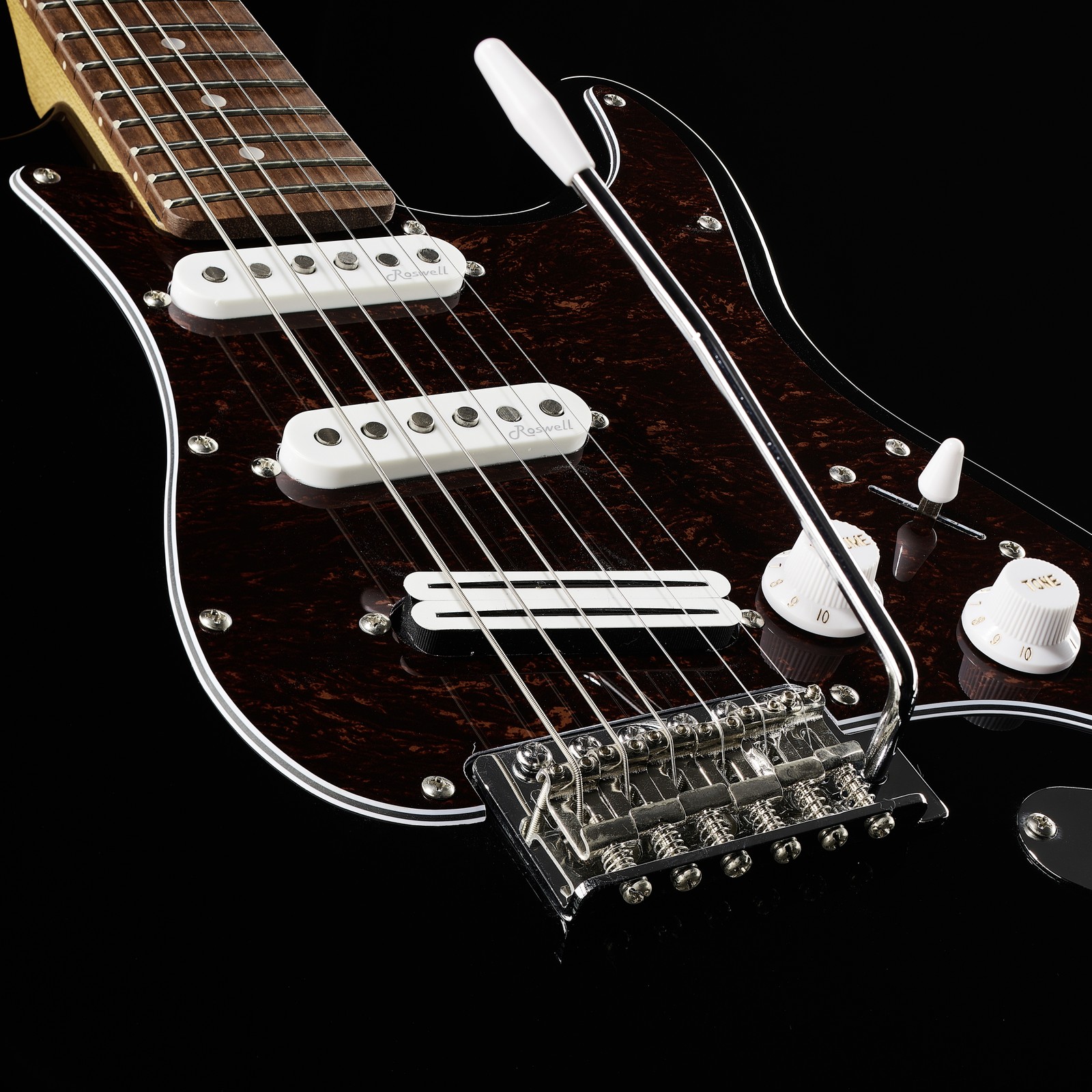 Tremolo und Tonabnehmer der Harley Benton ST-62BK Hot Rod E-Gitarre