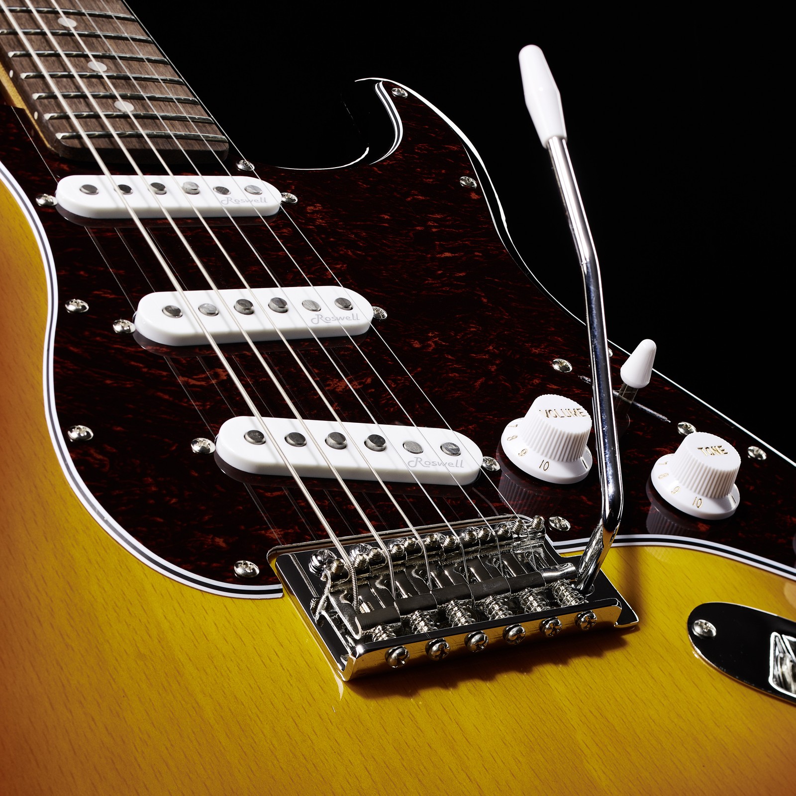 Steg und 3 Roswell STA Alnico-5 Vintage ST-Style Single Coils in der Harley Benton ST-62 SB Vintage Series E-Gitarre